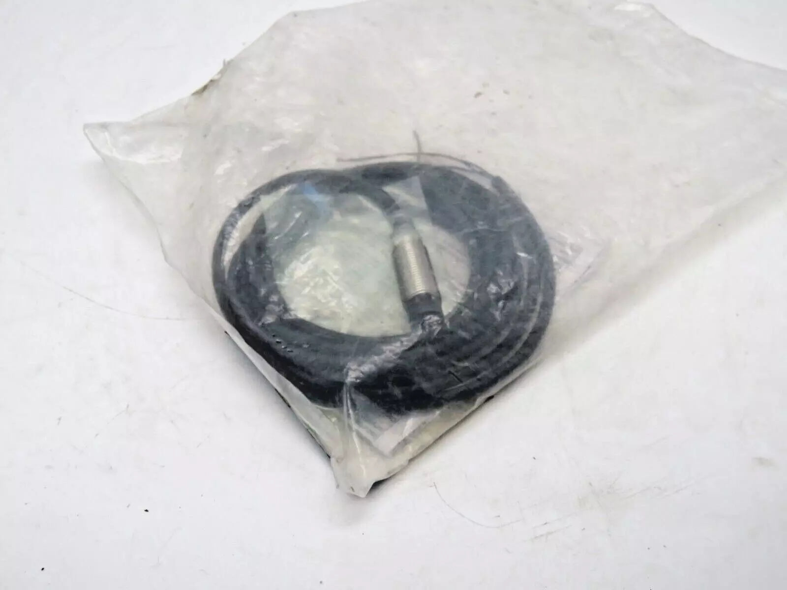 Omron E2B-M12KN08-WP-B1 Proximity Sensor 10 to 30 VDC