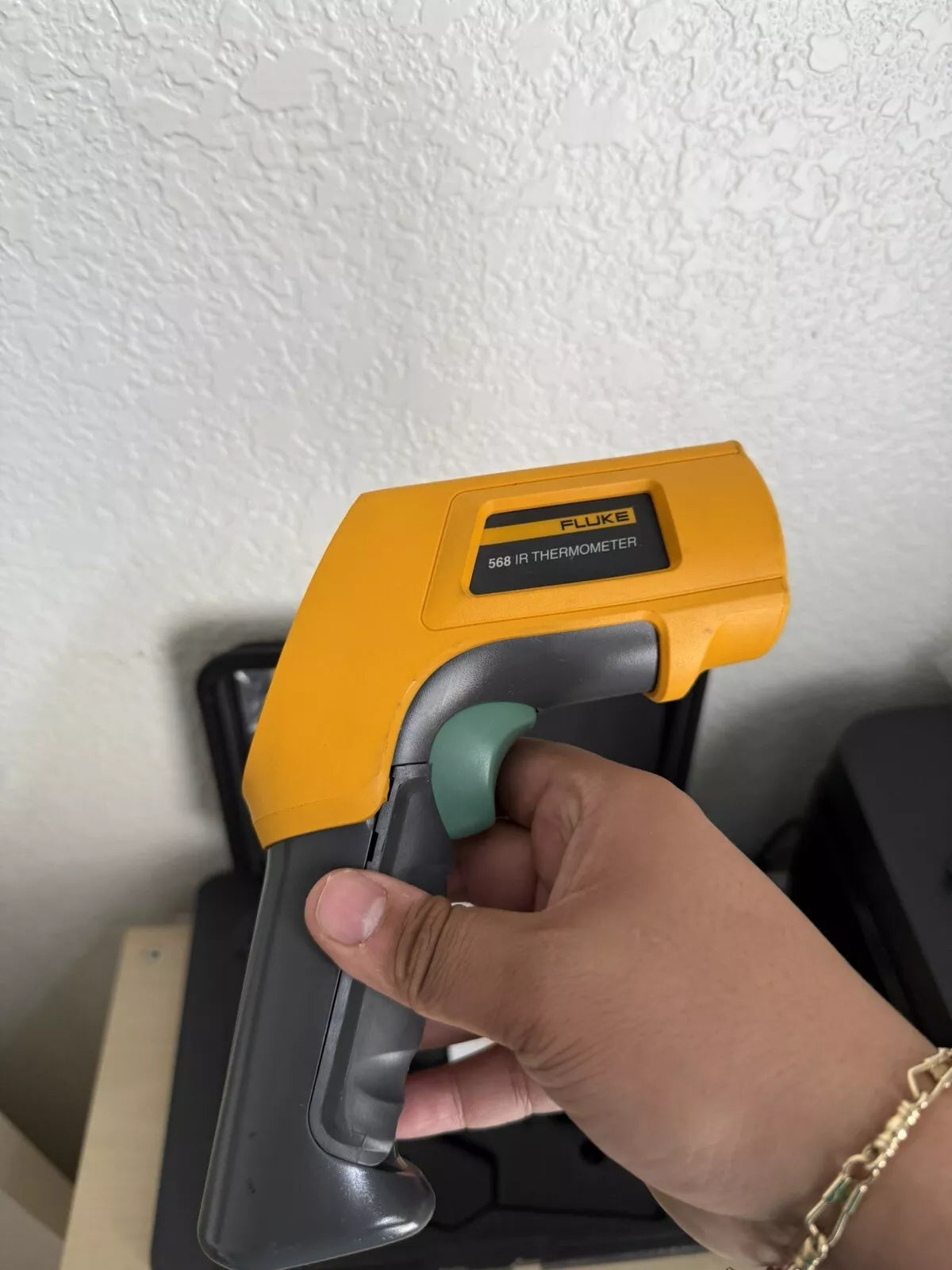Fluke 568 IR Thermometer with Case and Manual