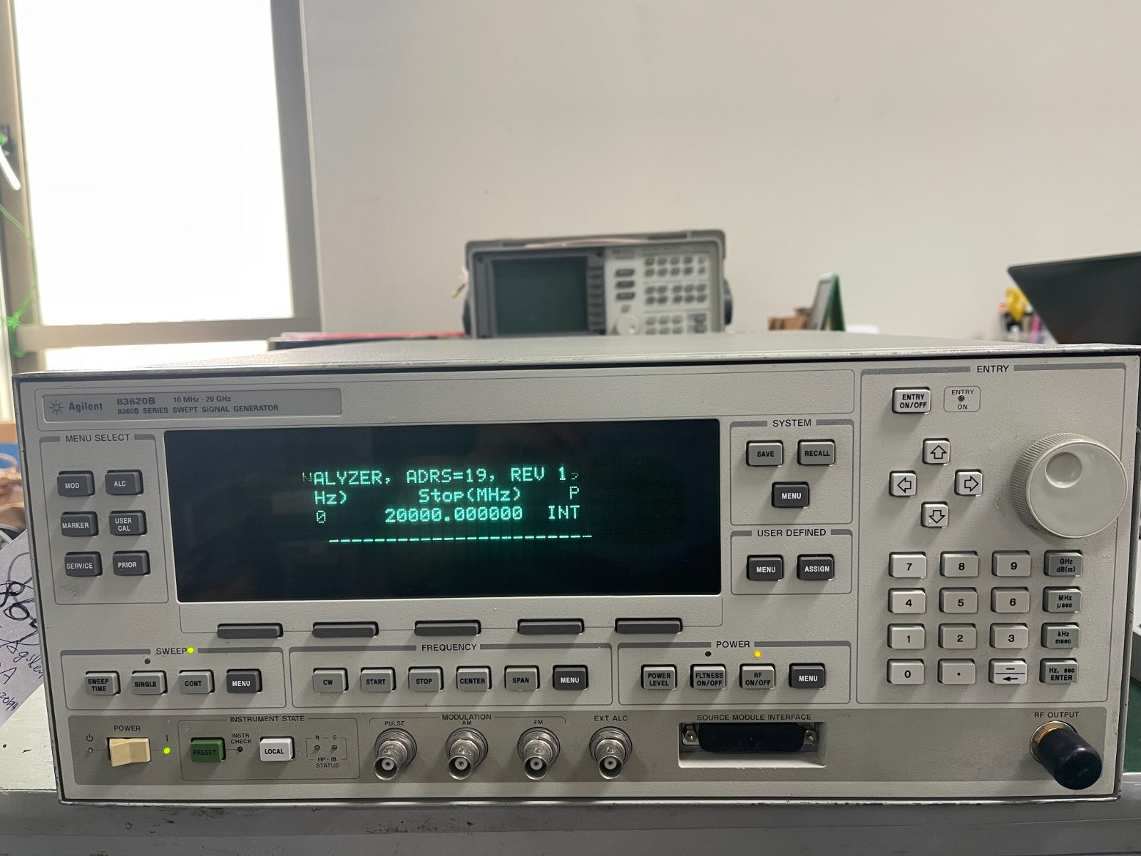 HP Agilent 83620B 10MHz-20GHz Synthesized Sweep Signal Generator, NEW LCD _ 1150 - XG eqpt
