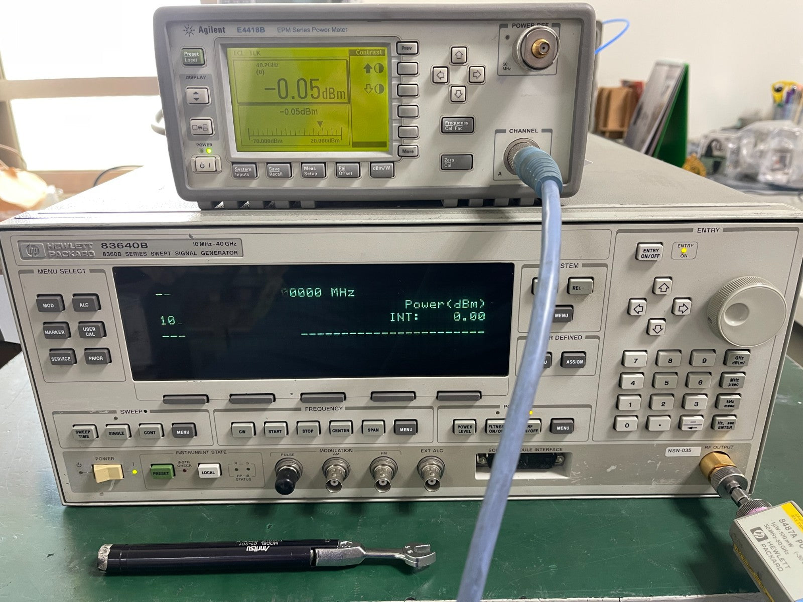 HP Agilent 83640B 10MHz-40GHz Synthesized Sweep Signal Generator _0330