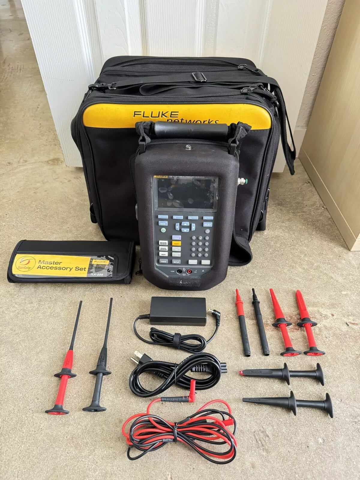 FLUKE 729 FC 300 PSI Automatic Pressure Calibrator with Accessories