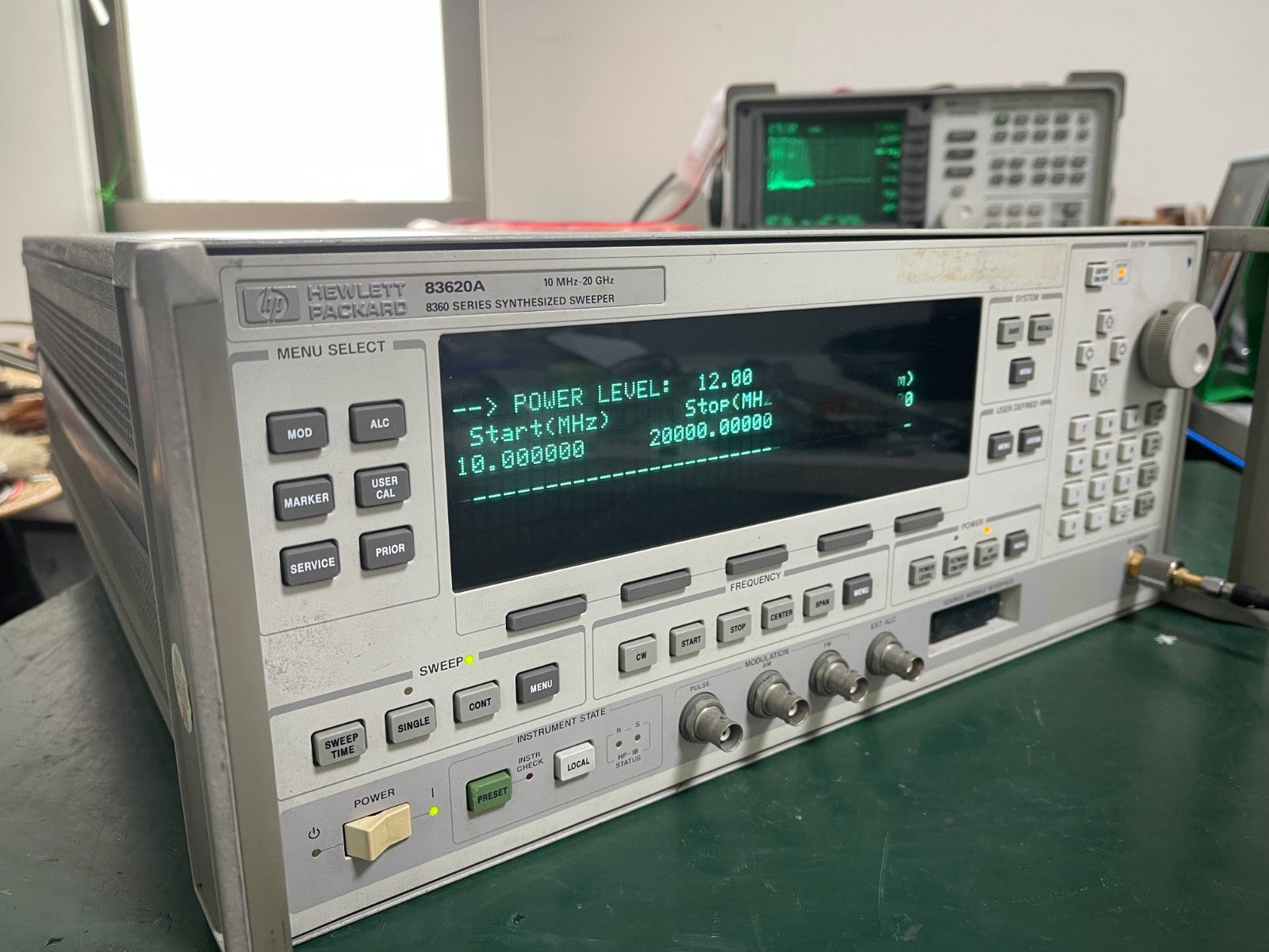 HP Agilent 83620A 10MHz-20GHz Synthesized Sweep Signal Generator ,001002008-1498 - XG eqpt