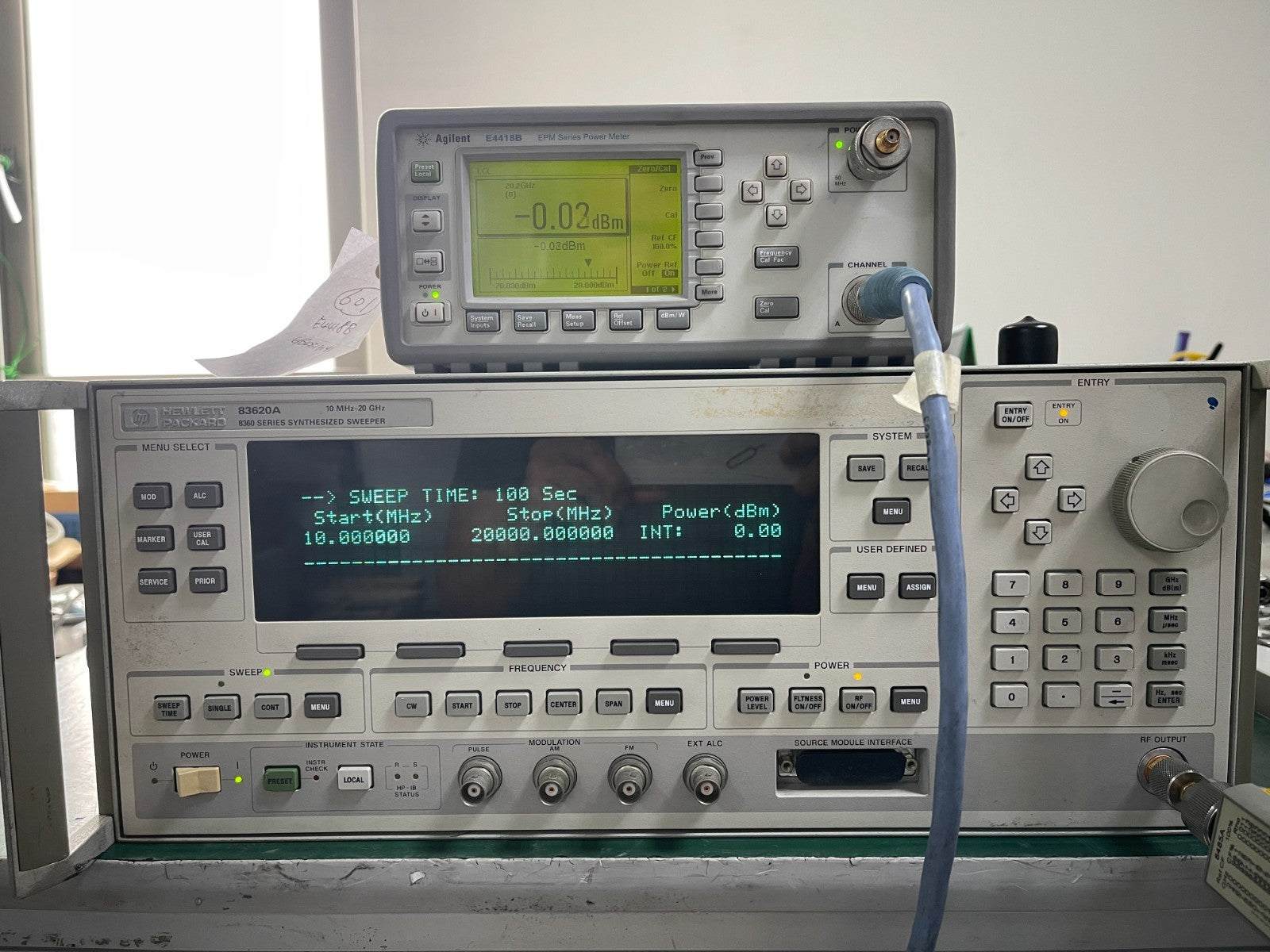 HP Agilent 83620A 10MHz-20GHz Synthesized Sweep Signal Generator ,001002008-1498 - XG eqpt