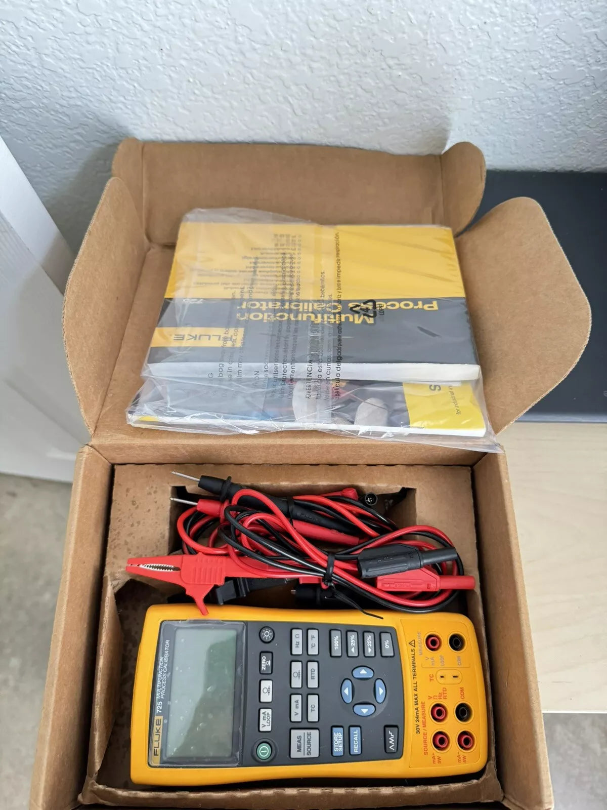 FLUKE 725 Multifunction Process Calibrator with Factory Box - Excellent Condition