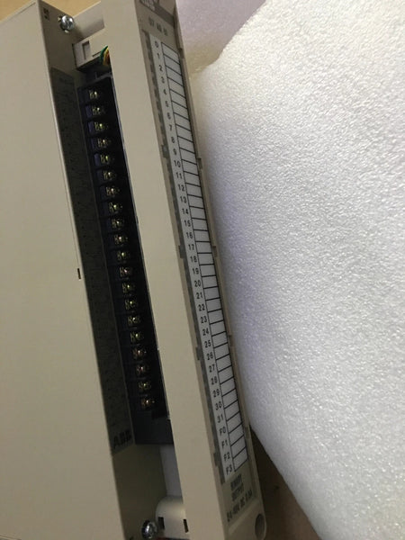 ABB Procontic 07AB61 R1/GJV 30 743 61 R1 Output Module