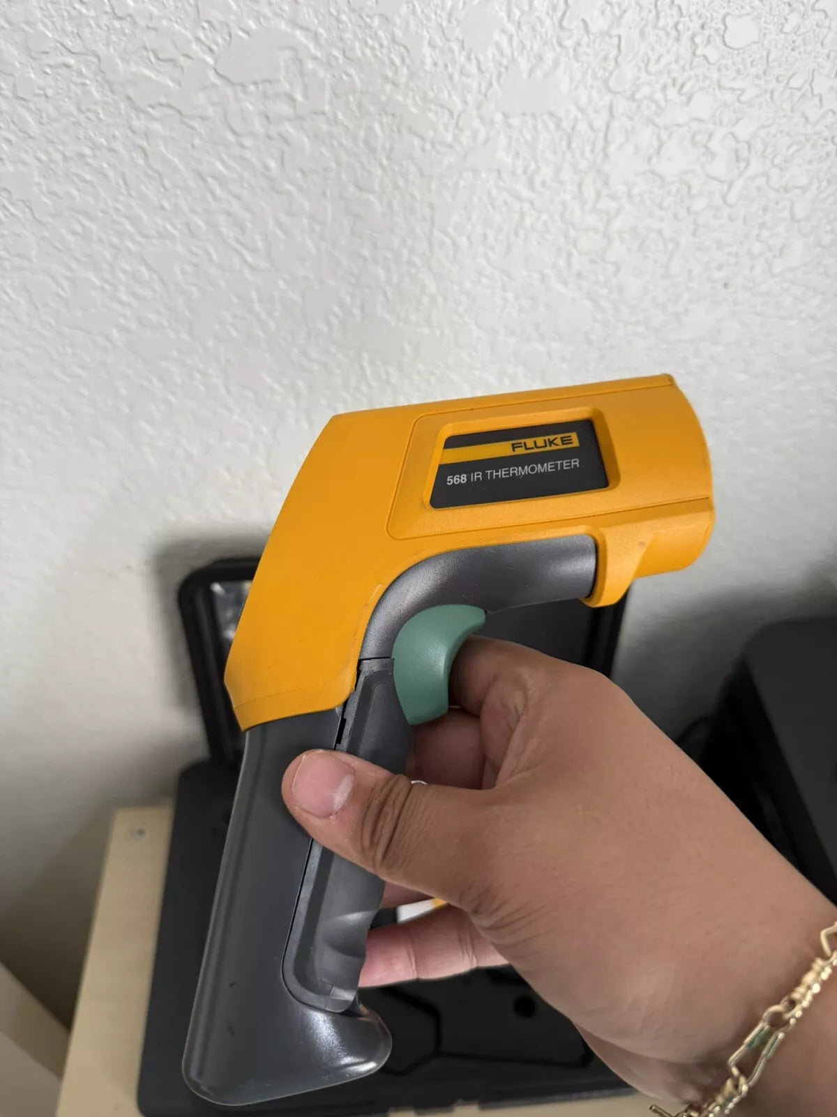 Fluke 568 IR Thermometer with Case and Manual