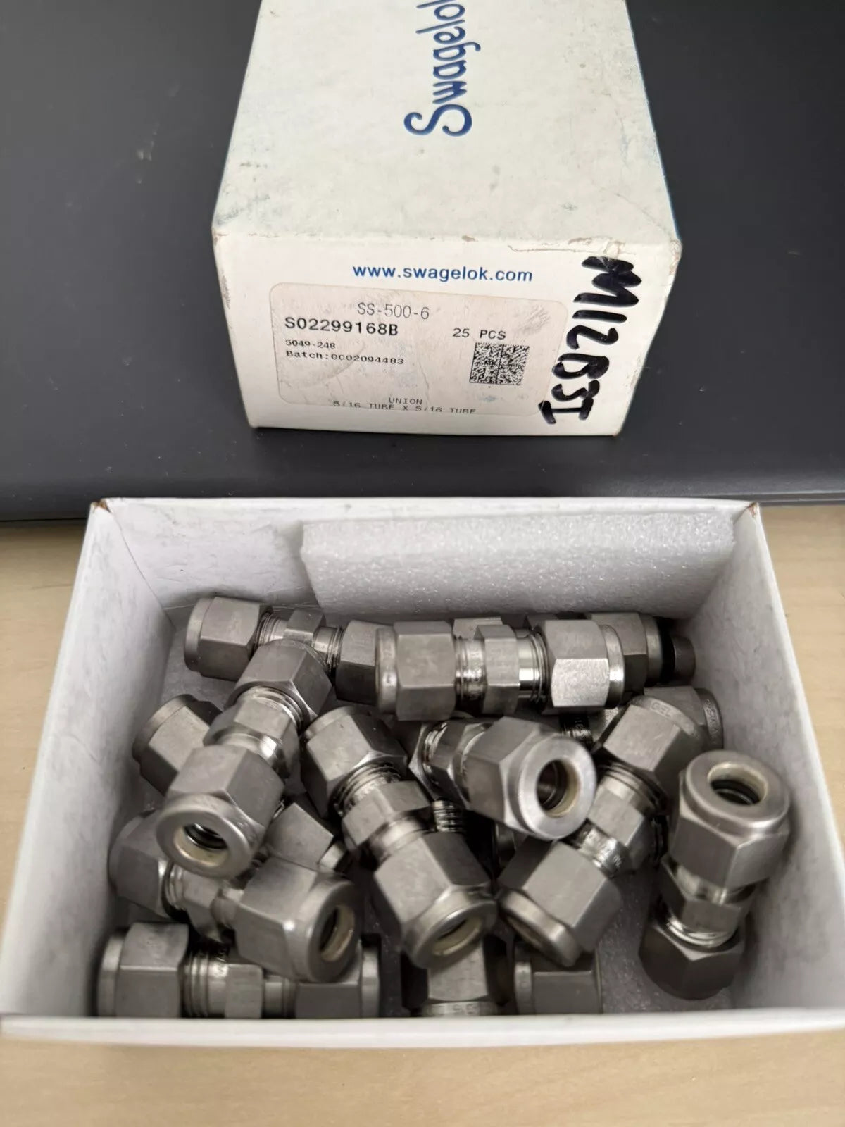 Swagelok Stainless Steel Connector 5/16 OD Tube x 3/8 MNPT SS-500-1-6