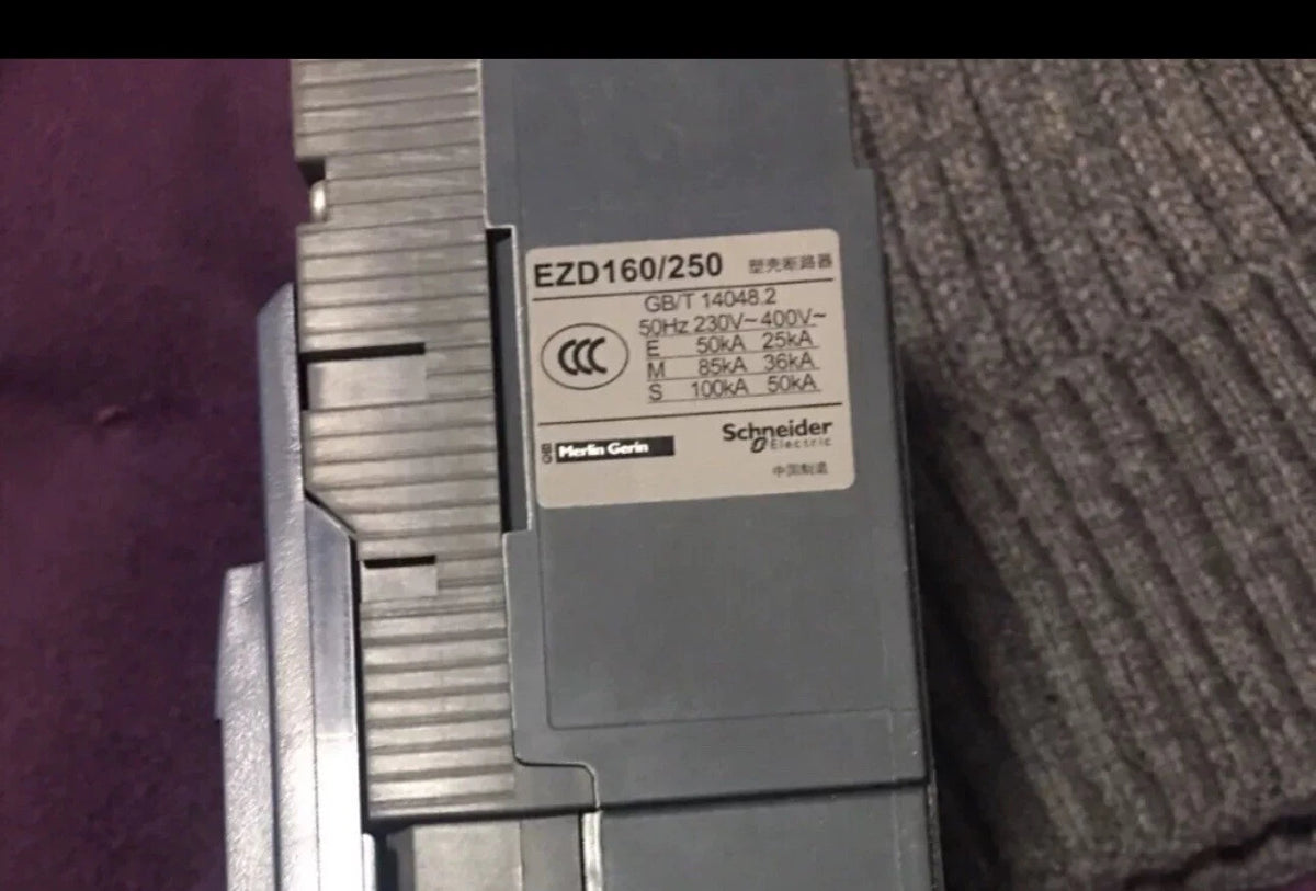EZD160/250, 3P 125A Circuit Breaker: Features Triple Pole Configuration 125A Rating