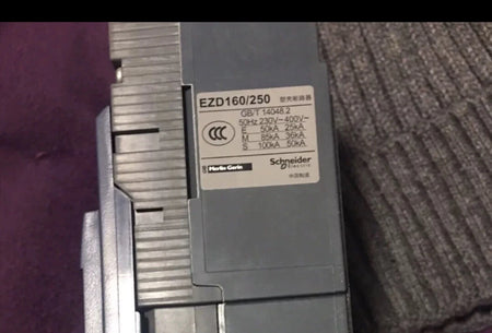 EZD160/250, 3P 125A Circuit Breaker: Features Triple Pole Configuration 125A Rating
