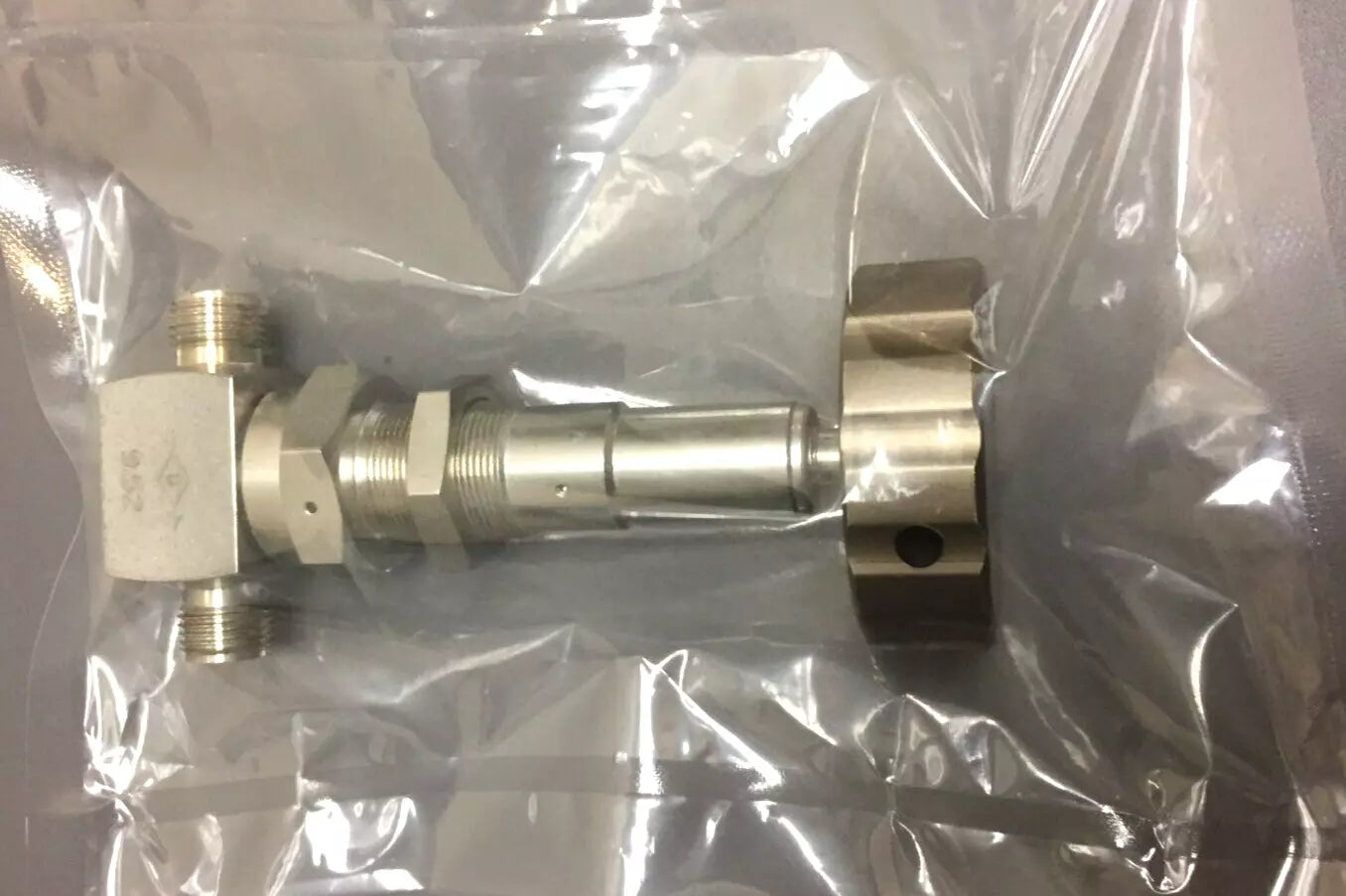 Fujikin 316 Dual Flow Valve with Regulate Knob 1/4, 9.52