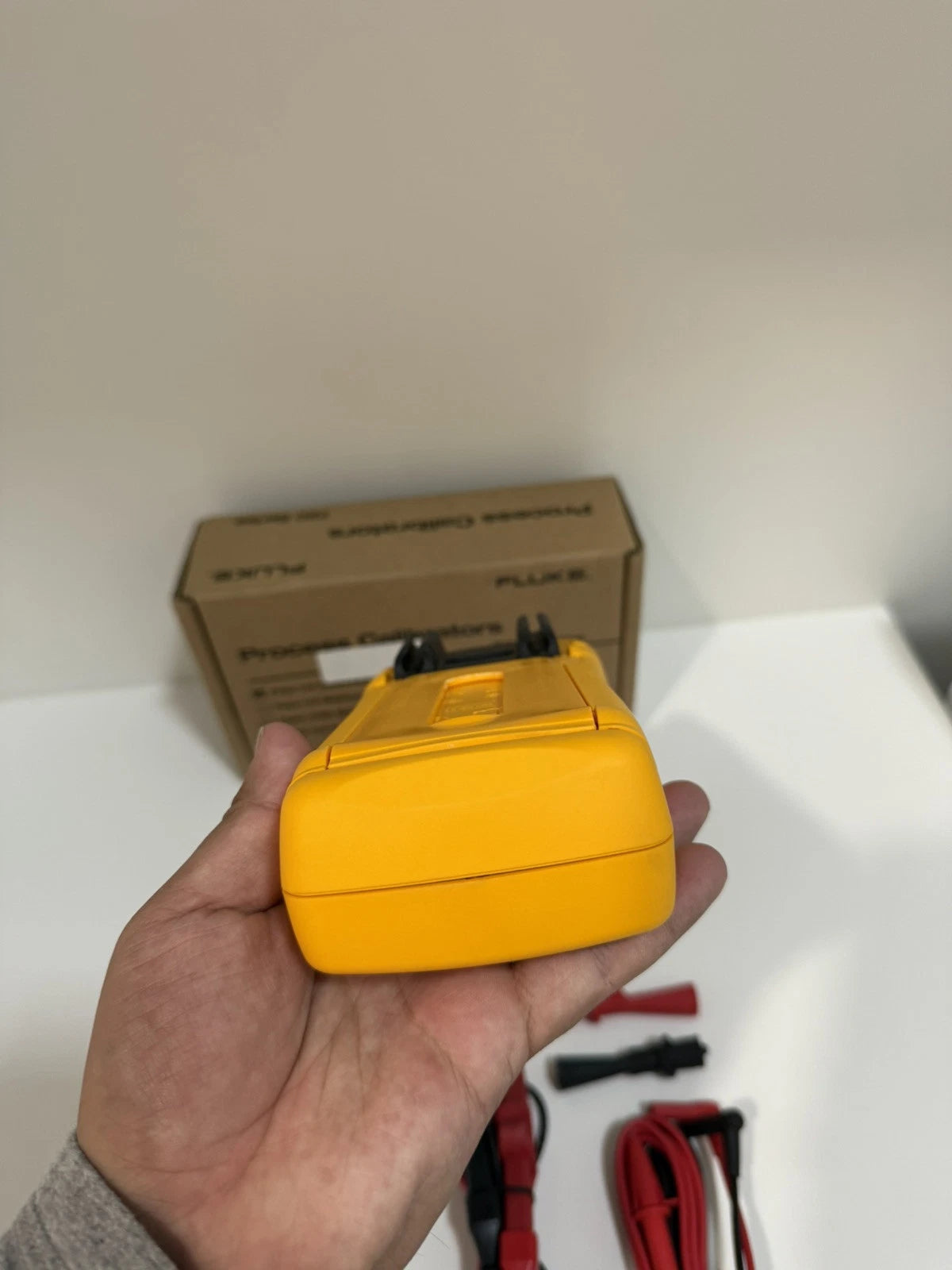 FLUKE 724 Temperature Calibrator Meter - Accurate and Reliable Calibration Tool