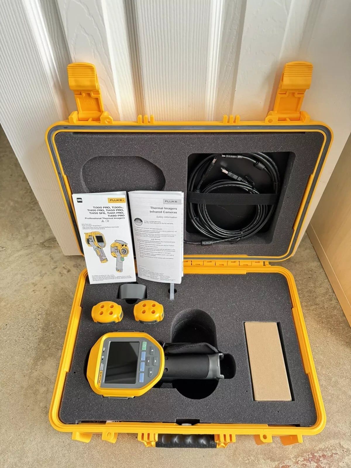 FLUKE TI480PRO IR Camera 60Hz, 640 x 480 Resolution, 2 Batteries with Charger & Case