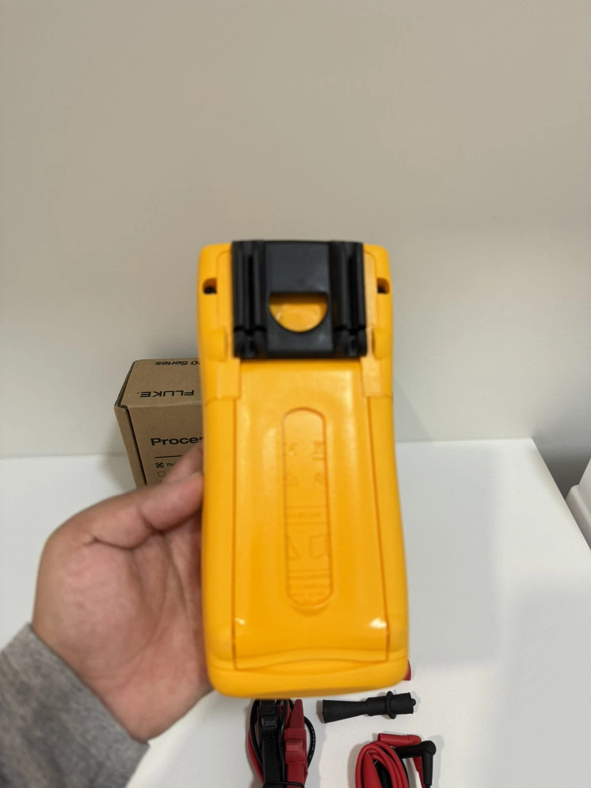 FLUKE 724 Temperature Calibrator Meter - Accurate and Reliable Calibration Tool