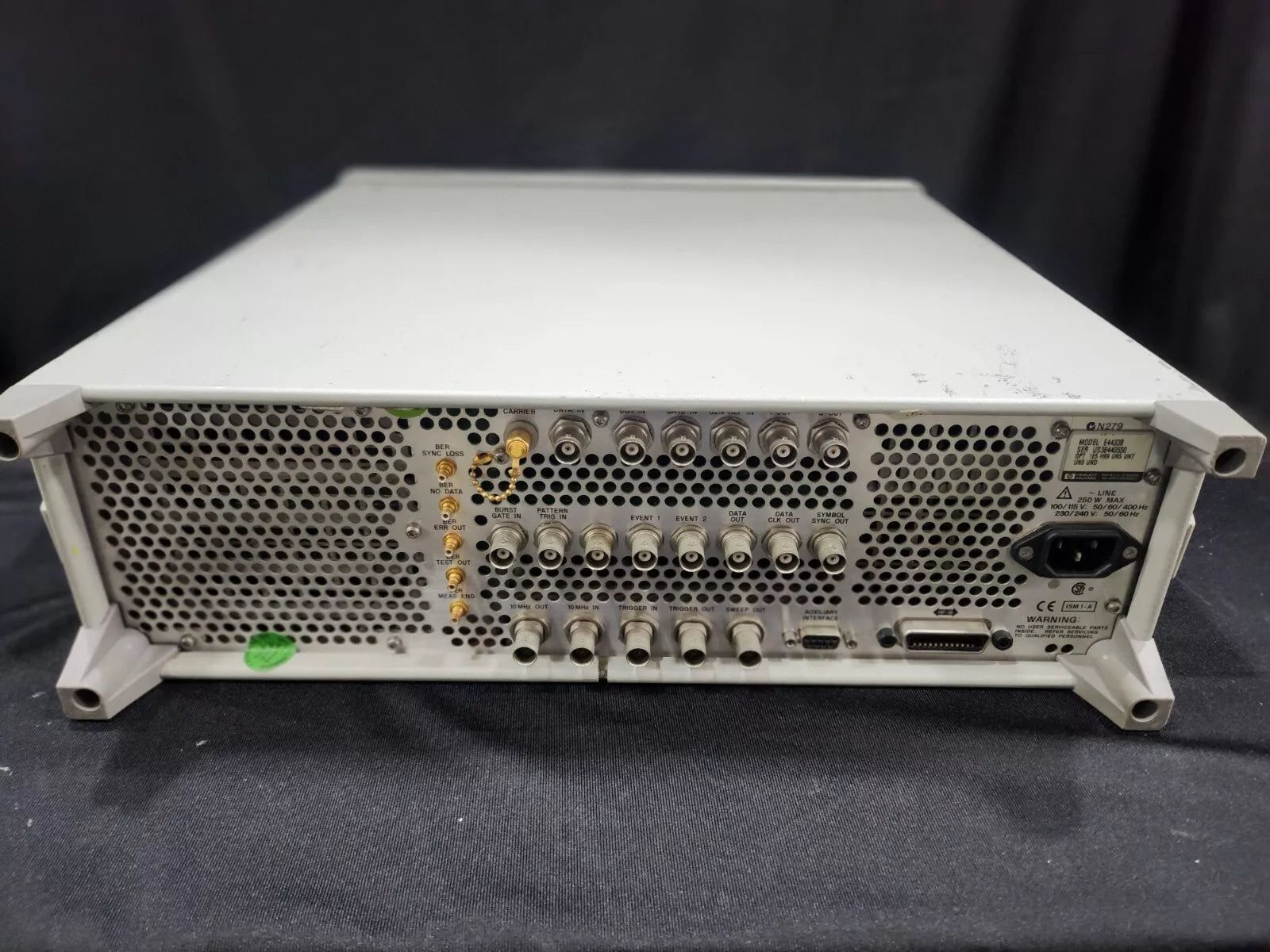 HP E4433B Signal Generator 250kHz-4GHz 1E5 UN5 UN7 UN8