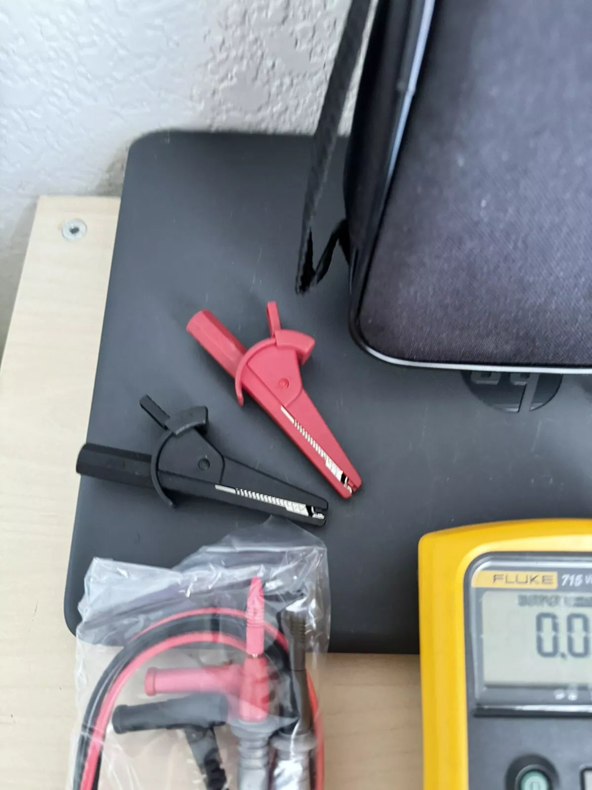 FLUKE 715 Volt/mA Calibrator with Accessories - Tested