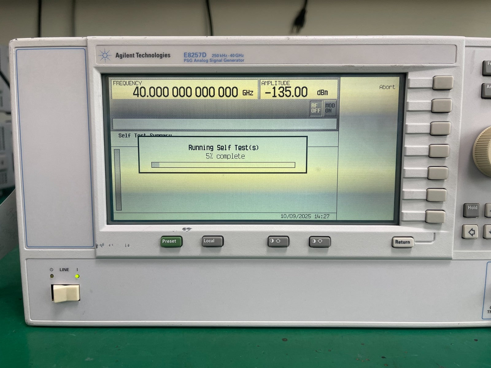 Agilent E8257D PSG Analog Signal Generator 250KHz - 40GHz , 1E1 , 540, UNT, UNW