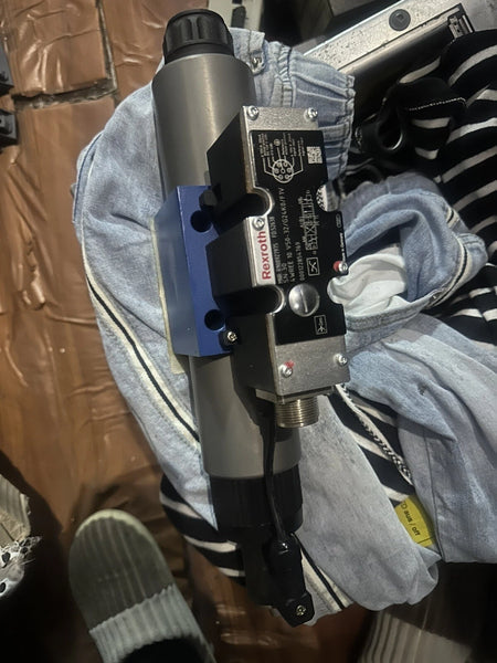 R900927975 4WREE 10 V50-32/G24K0/F1V Hydraulic Proportional Directional Control Valve