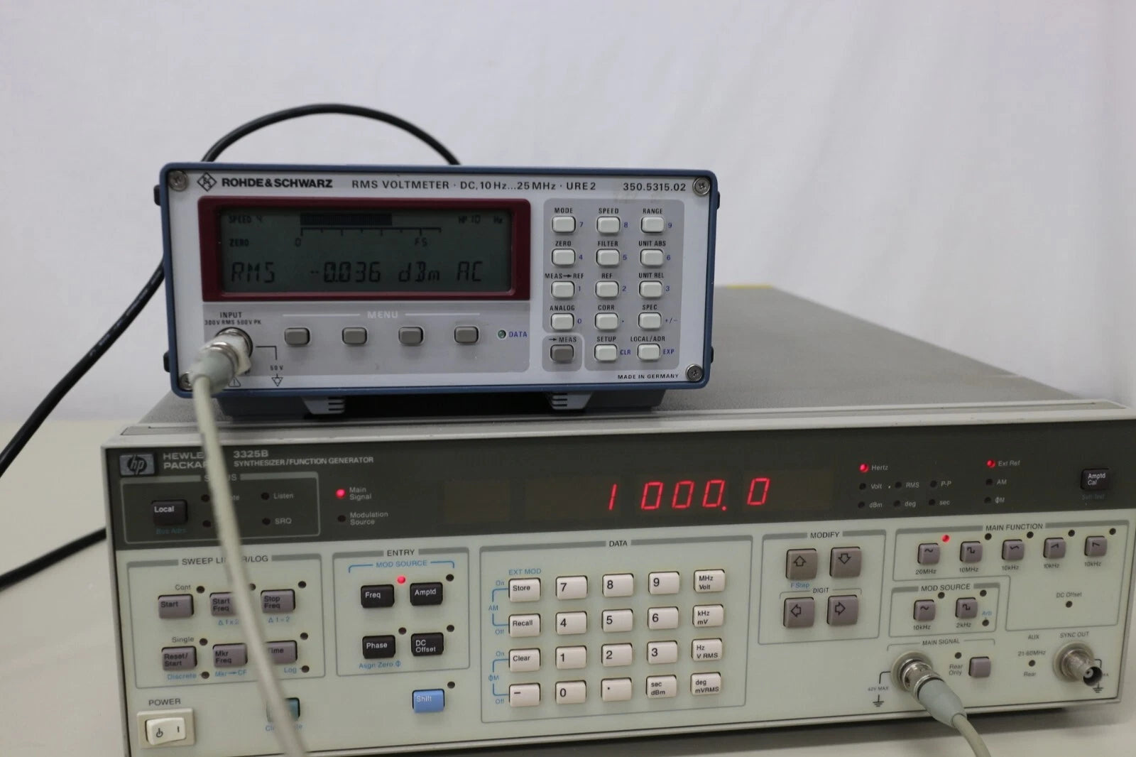 HP 3325B /001 21MHz Synthsized Generator