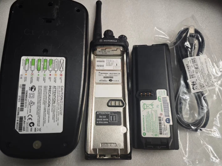 MOTOROLA XTS 5000 Walkie-Talkie - Full Band 380-470 MHz with Charger