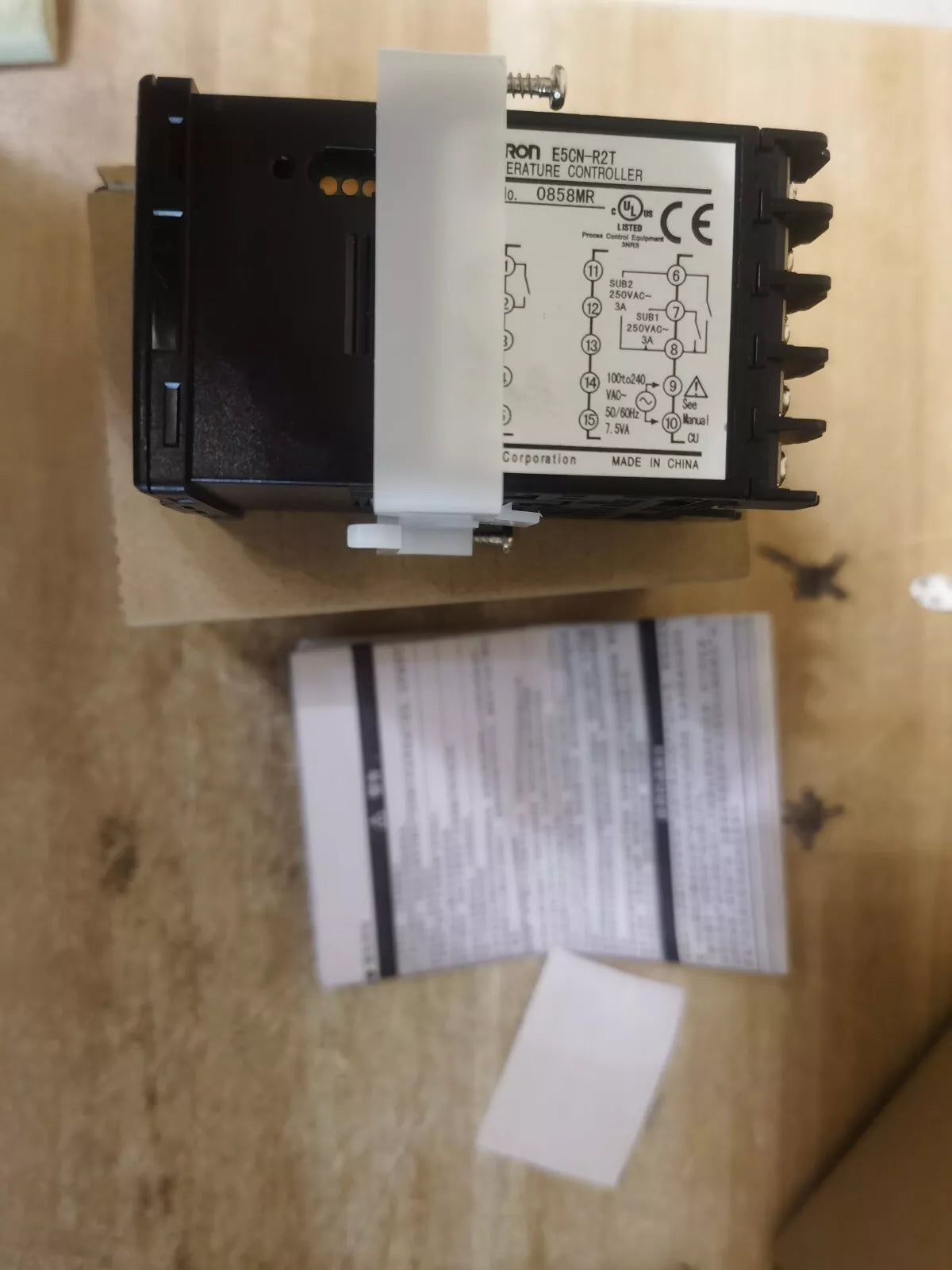 Omron E5CN-R2T Temperature Controller 100-240VAC - New in Box