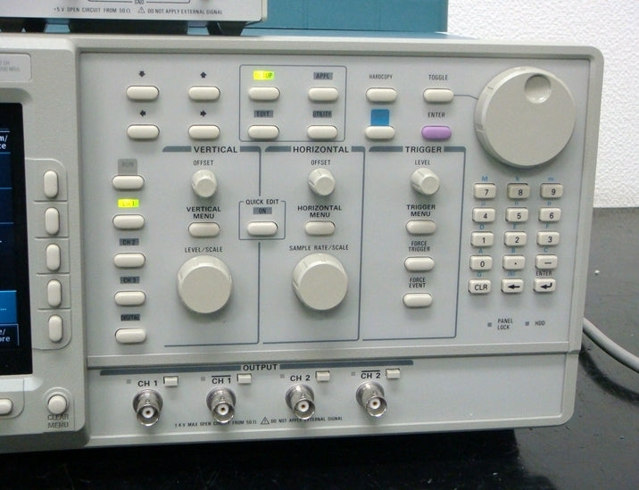 200MHz 16bit 2ch Arbitrary Waveform Generator by Tektronix