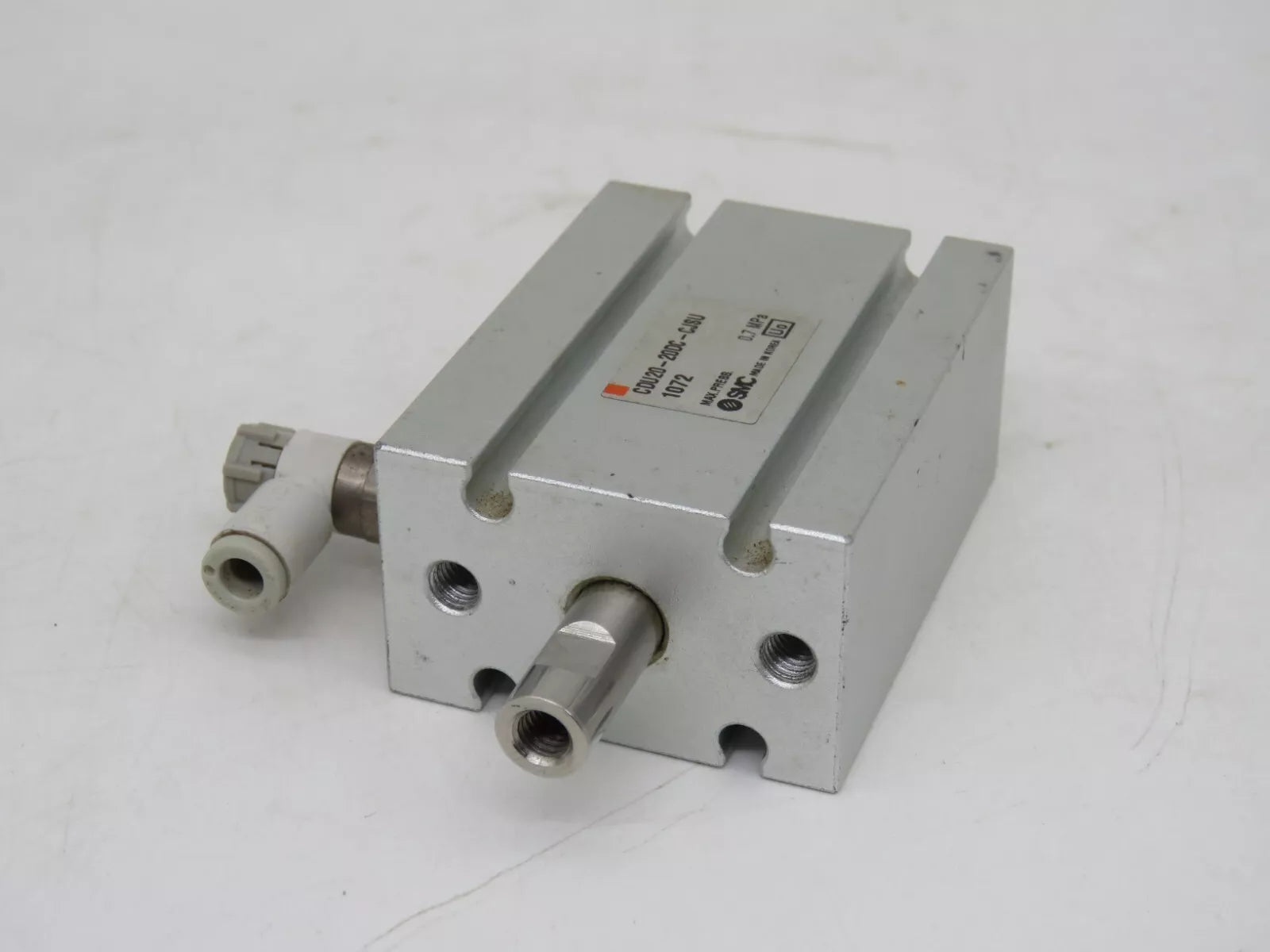 New SMC CDU20-20DC-CJS 1072 Pneumatic Cylinder 0.7MPa