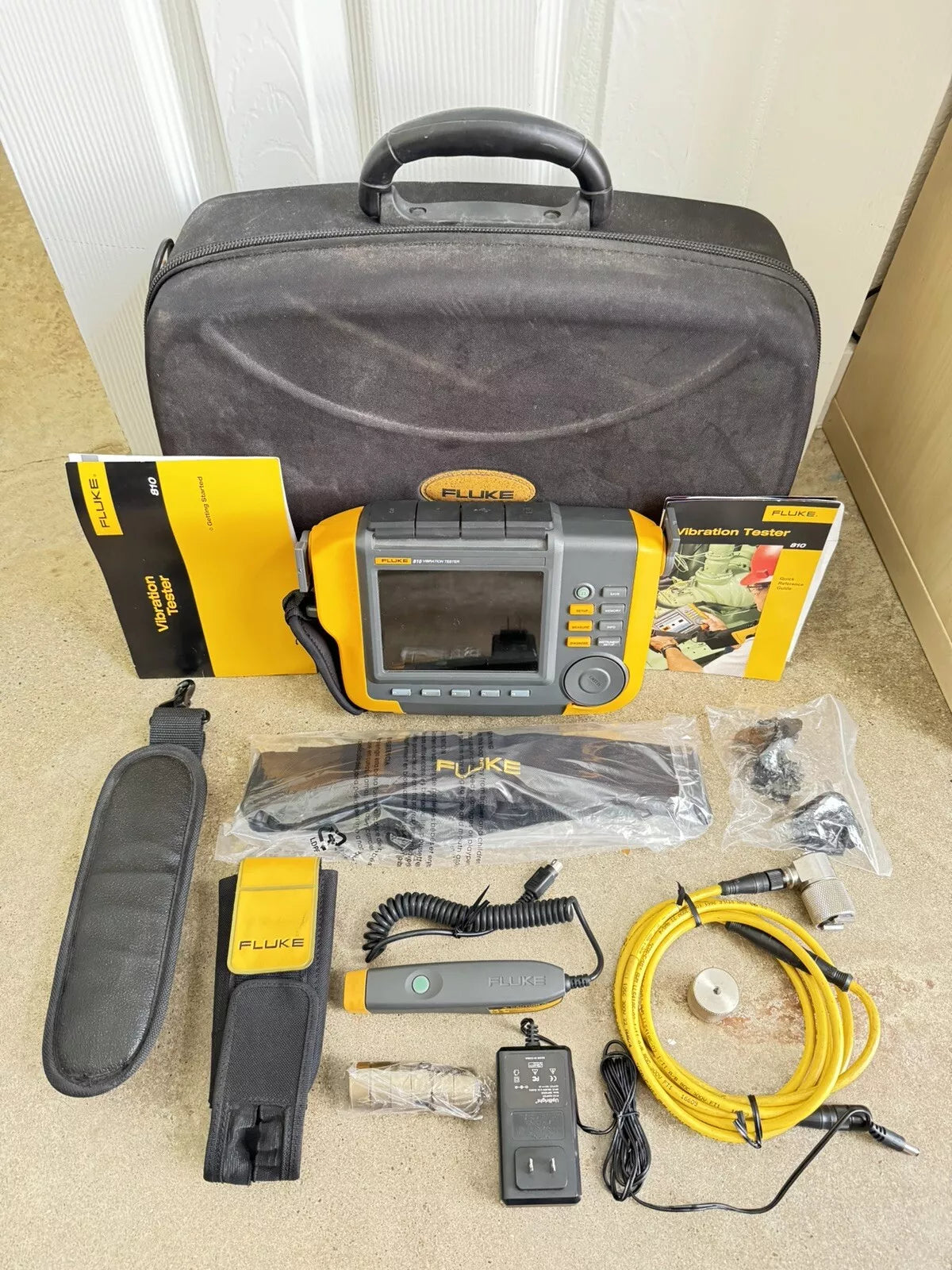 Fluke 810 Vibration Tester with Tachometer, Triaxial Accelerometer & Case