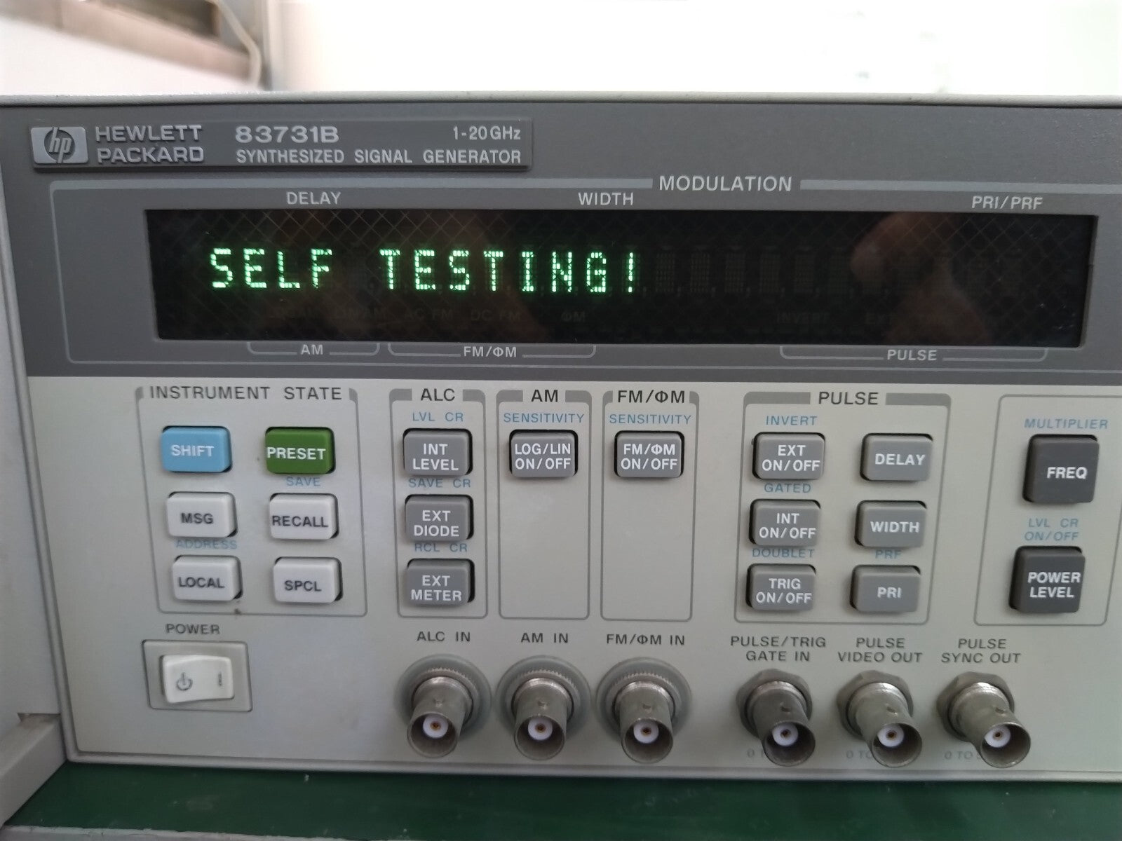 HP Agilent 83731B 1GHz-20GHz Synthesized Signal Generator Opt.1E1 ,1E5 ,1E8_0236 - XG eqpt
