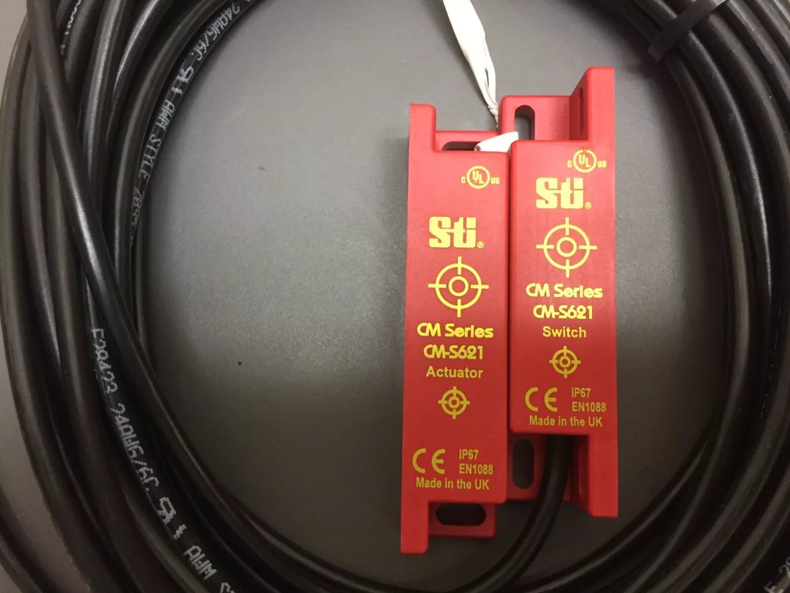STI 44536-1621 with Both CM-S621PC10 2 N/C + 1 N/O 32ft Cable Pre-wired