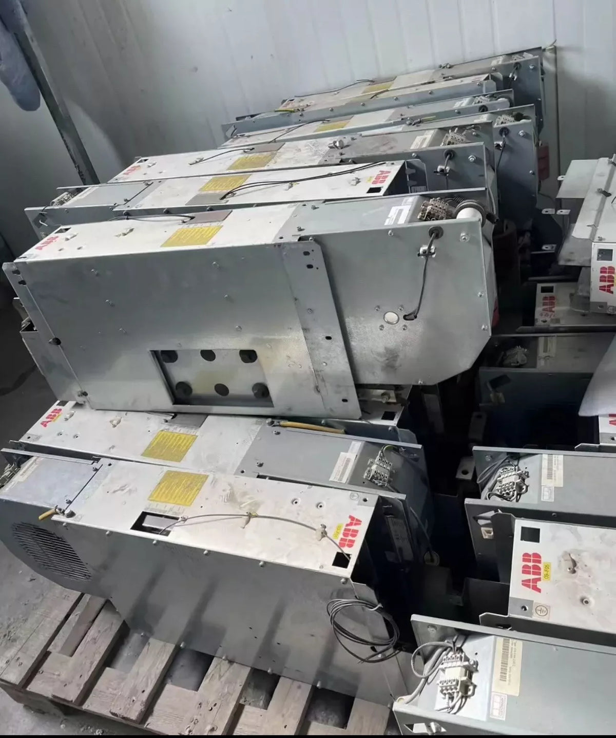 ABB ACS800-104-0580-7 Variable Frequency Drive for Industrial Applications
