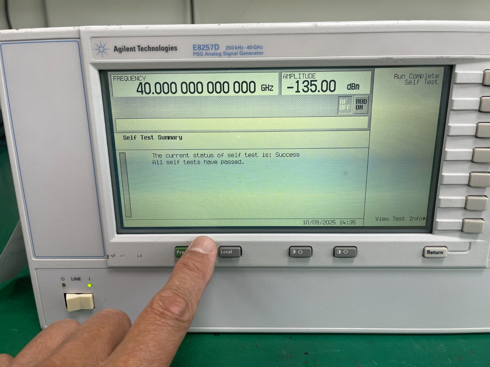 Agilent E8257D PSG Analog Signal Generator 250KHz - 40GHz , 1E1 , 540, UNT, UNW