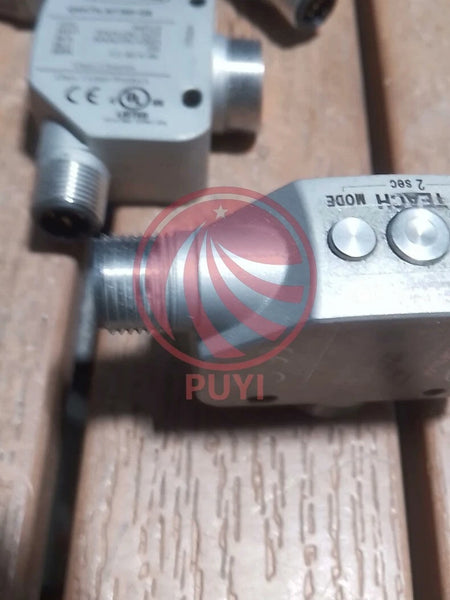 ONE Used BANNER Q4XTILAF300-Q8 Sensor