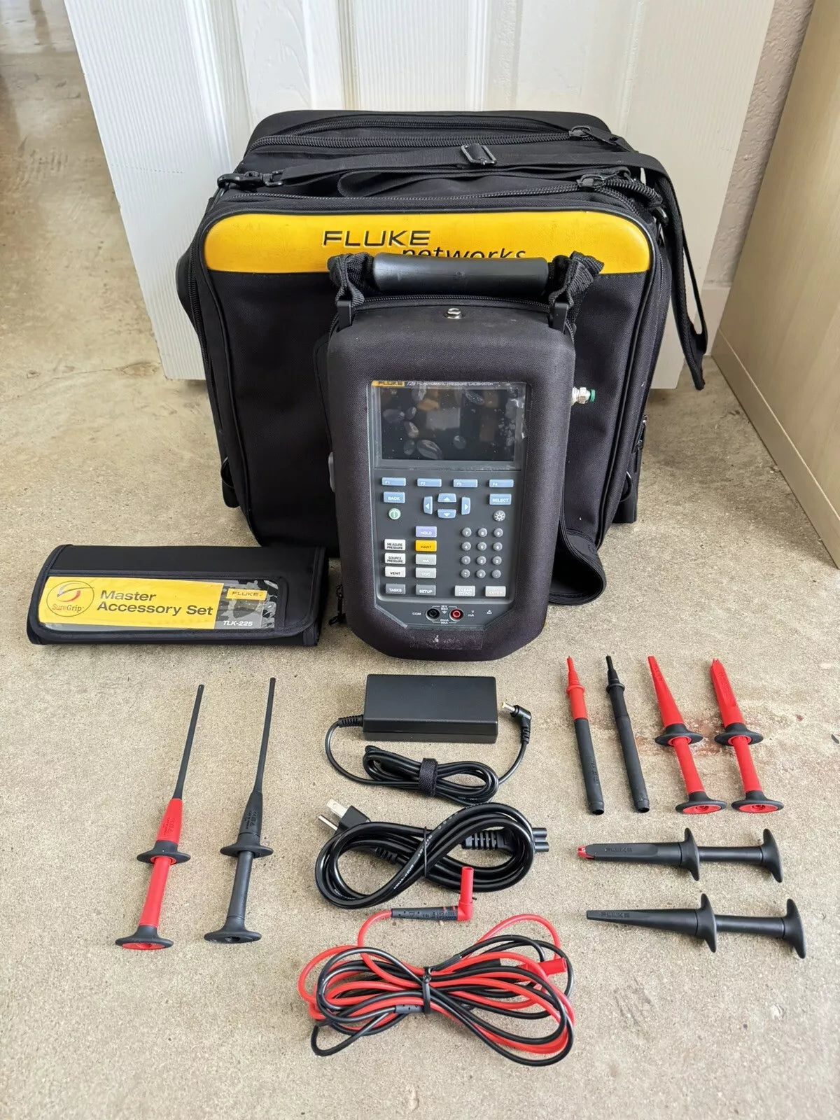 FLUKE 729 FC 300 PSI Automatic Pressure Calibrator with Accessories