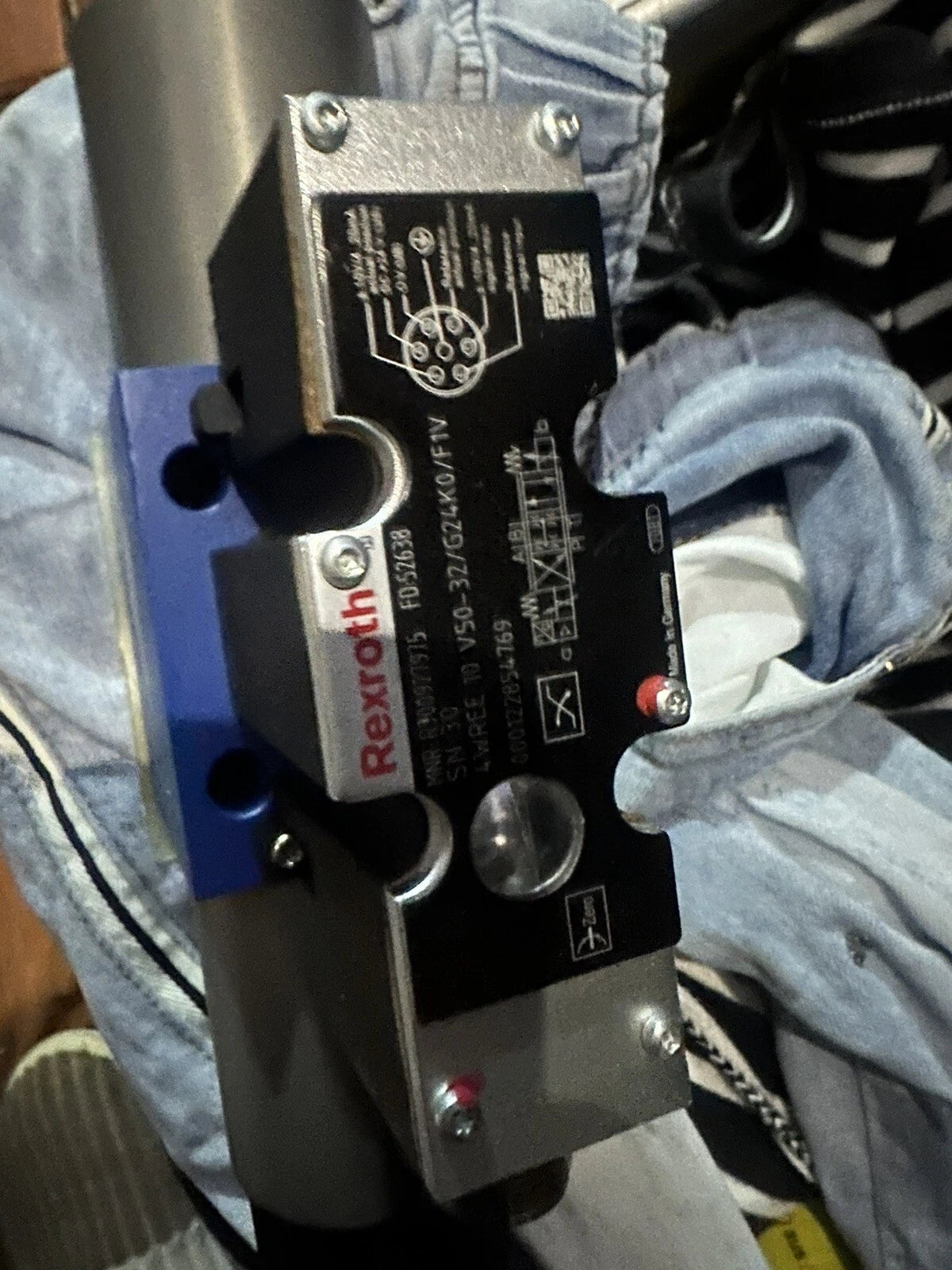 R900927975 4WREE 10 V50-32/G24K0/F1V Hydraulic Proportional Directional Control Valve
