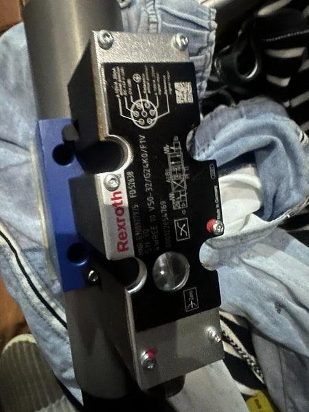 R900927975 4WREE 10 V50-32/G24K0/F1V Hydraulic Proportional Directional Control Valve