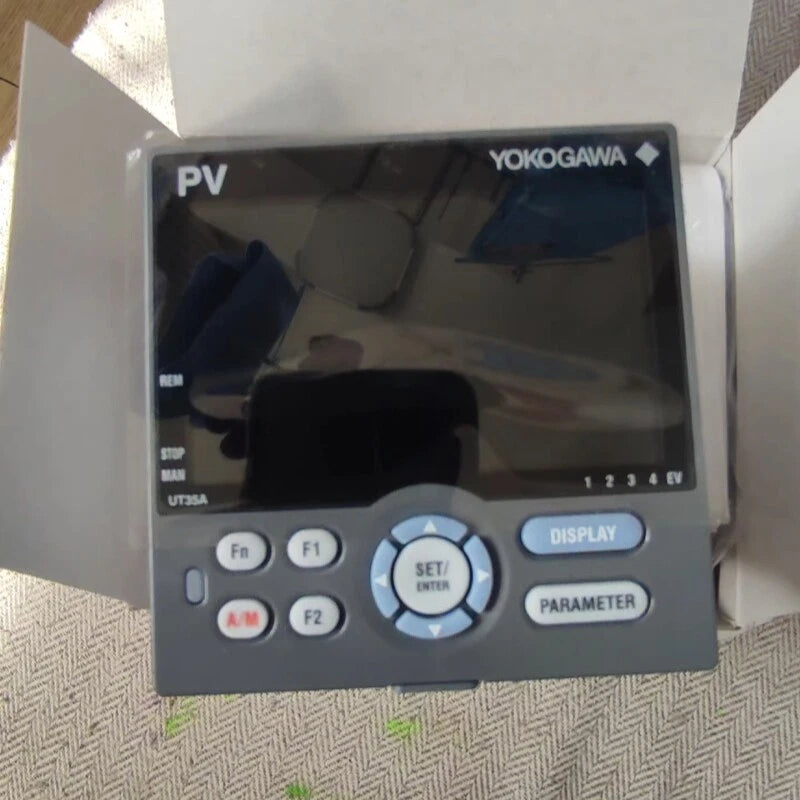 New YOKOGAWA UT35A-000-11-00 Temperature Controller