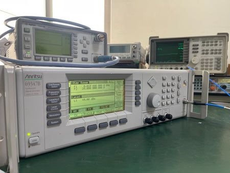 Anritsu 69347B Synthesized Signal Generator 10MHz - 20GHz , w/8 , 11 , 14 - XG eqpt