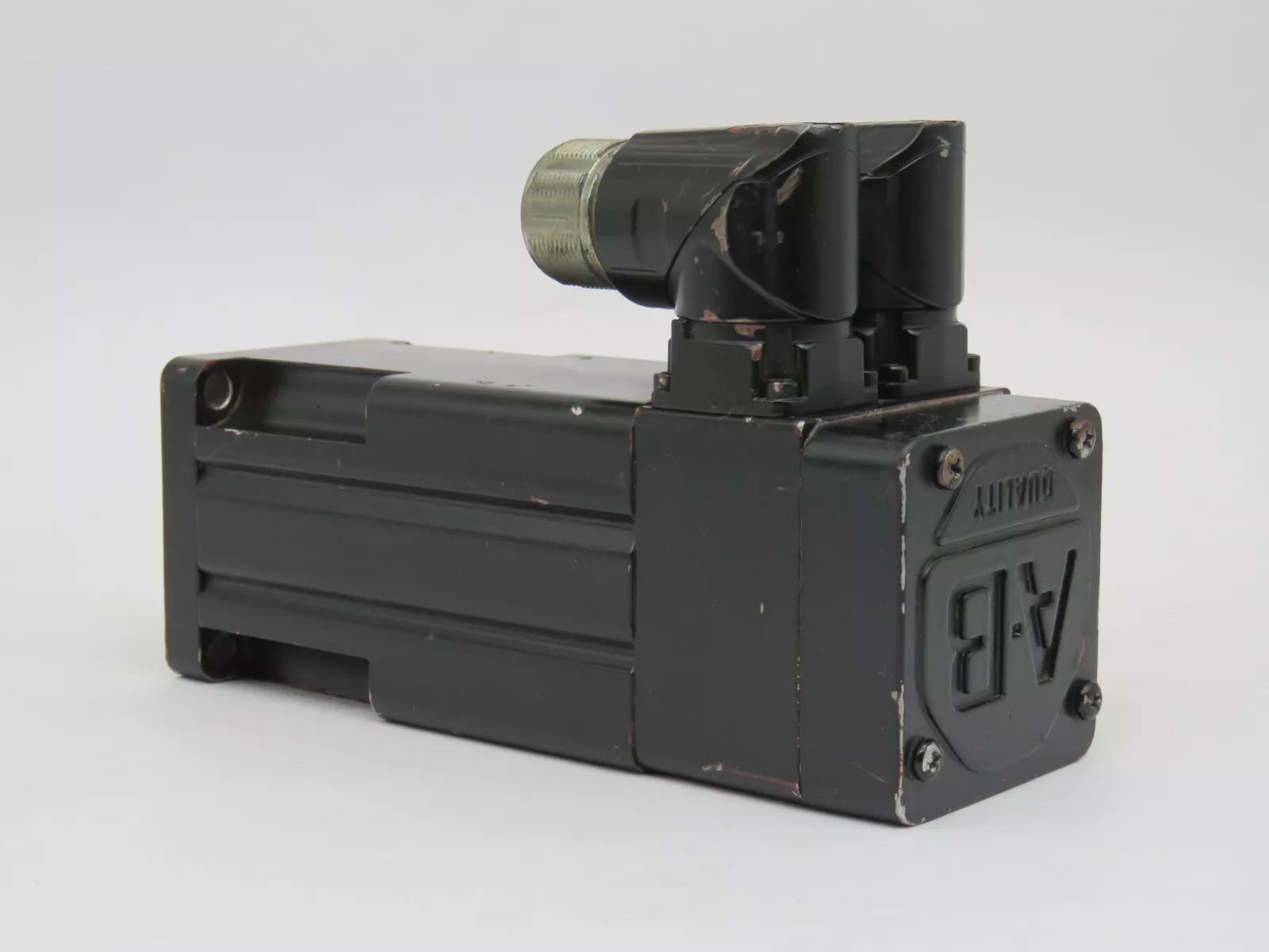 Allen Bradley MPL-A1530U-EJ72AA Servo Motor Kinetix Low Inertia 200V 63mm