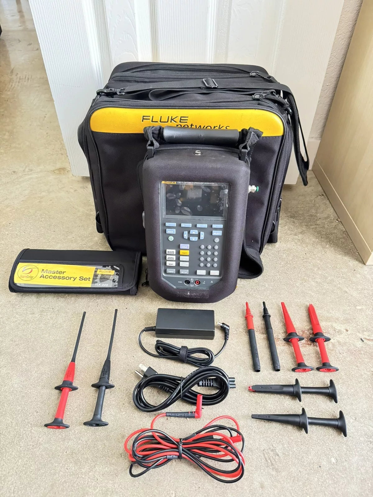 FLUKE 729 FC 300 PSI Automatic Pressure Calibrator with Accessories