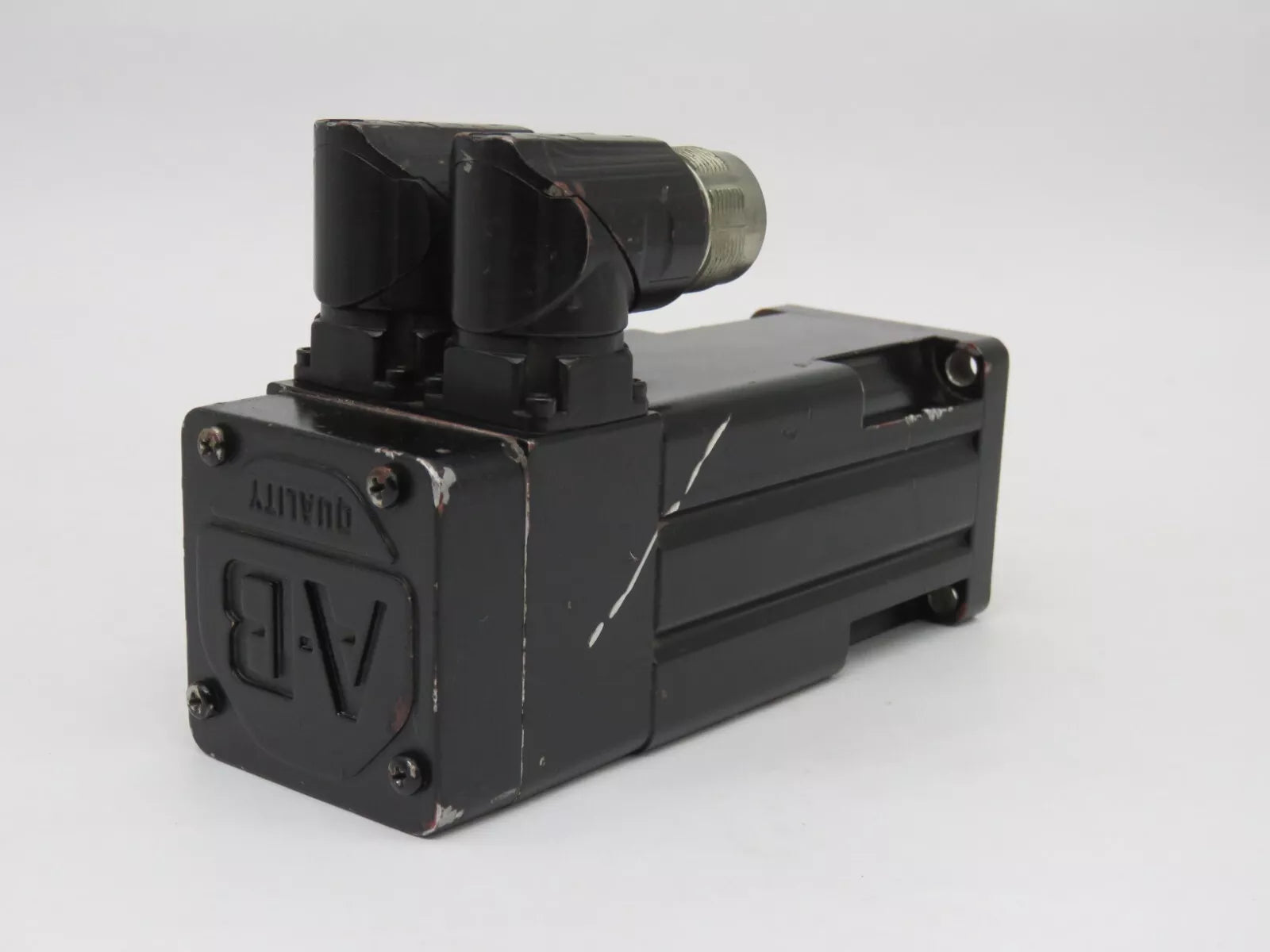 Allen Bradley MPL-A1530U-EJ72AA Servo Motor Kinetix Low Inertia 200V 63mm