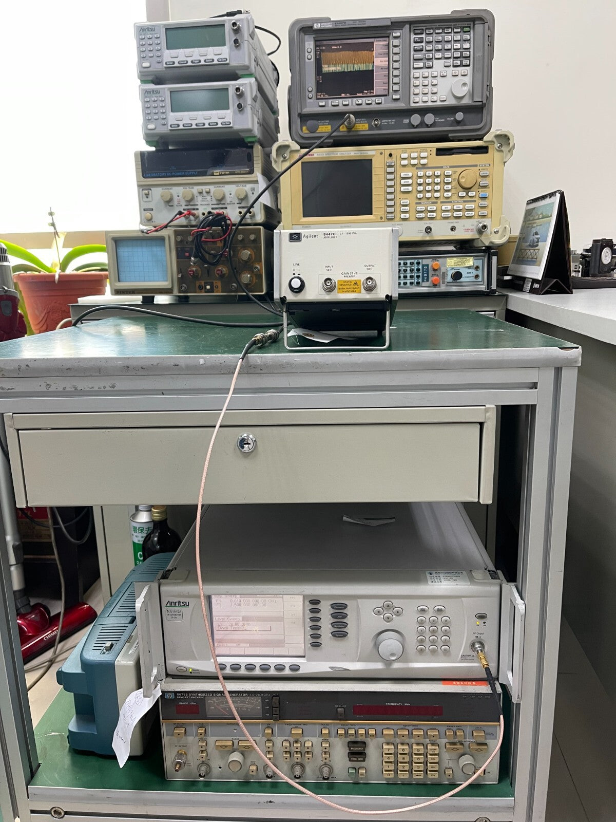 HP AGILENT 8447D AMPLIFIER 0.1-1300 MHZ - XG eqpt