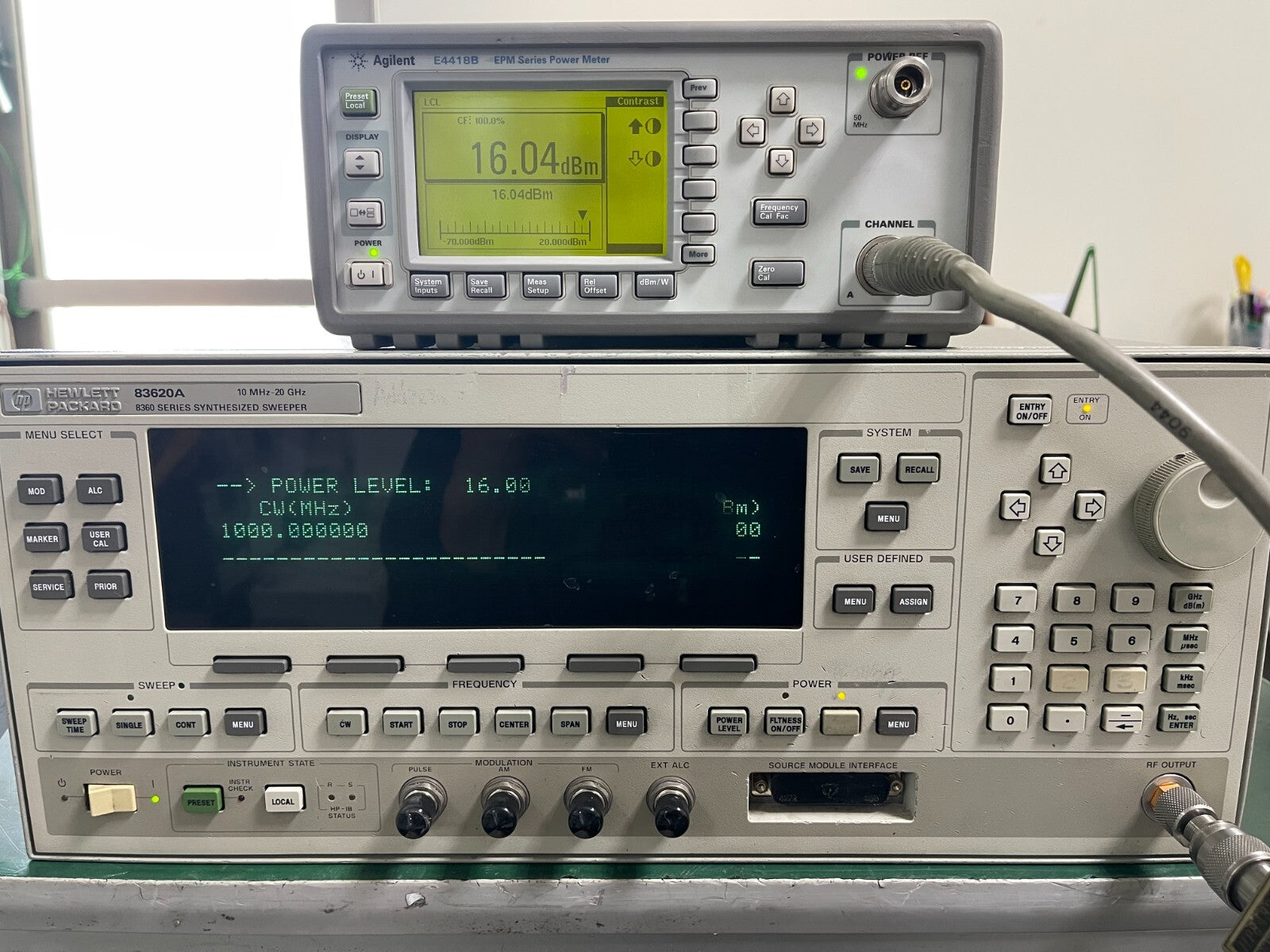 HP Agilent 83620A 10MHz-20GHz Synthesized Sweep Signal Generator w/001,008_1801