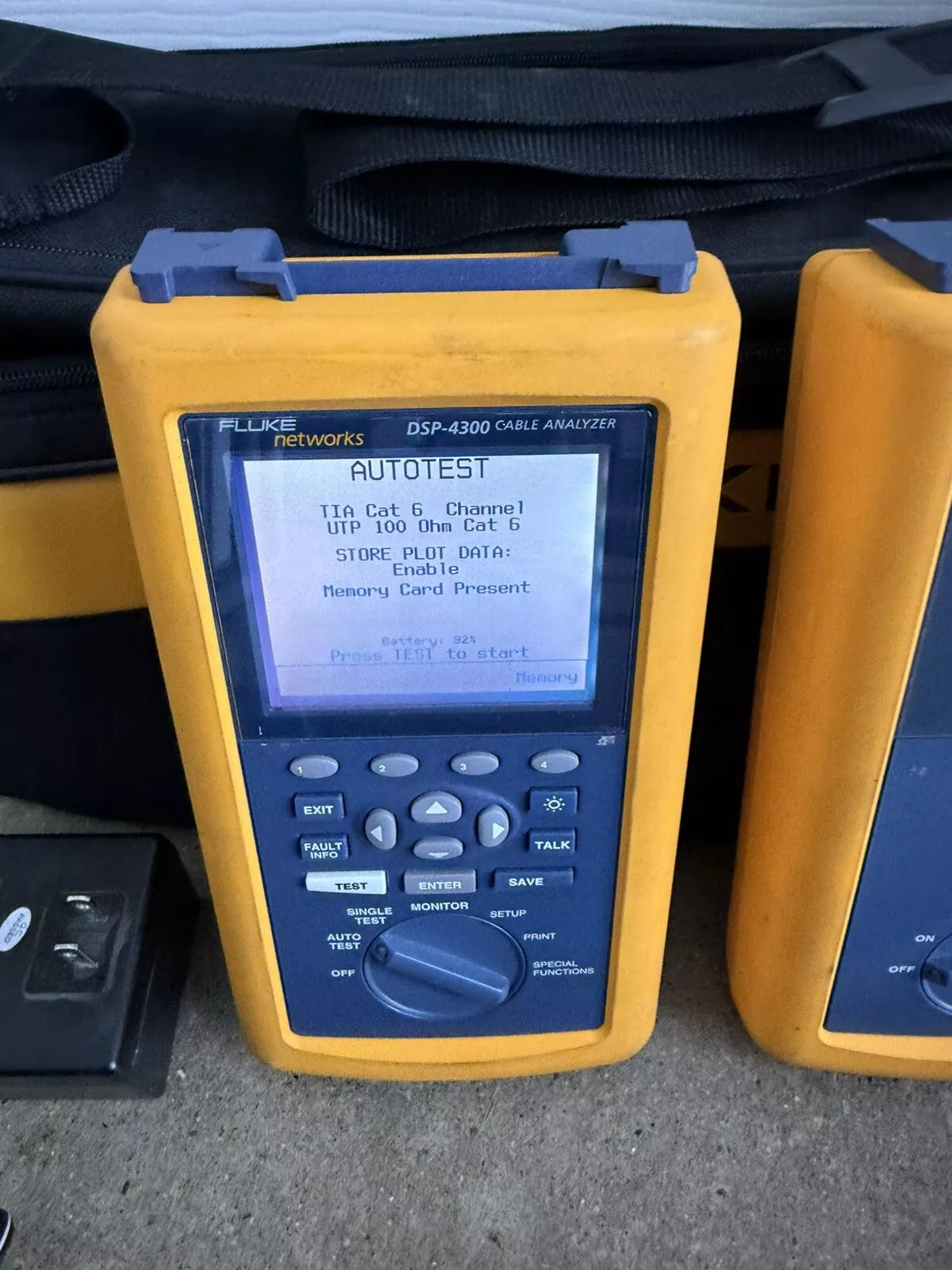 Fluke Networks DSP4300 Cable Analyzer Kit with Accessories (Tested)