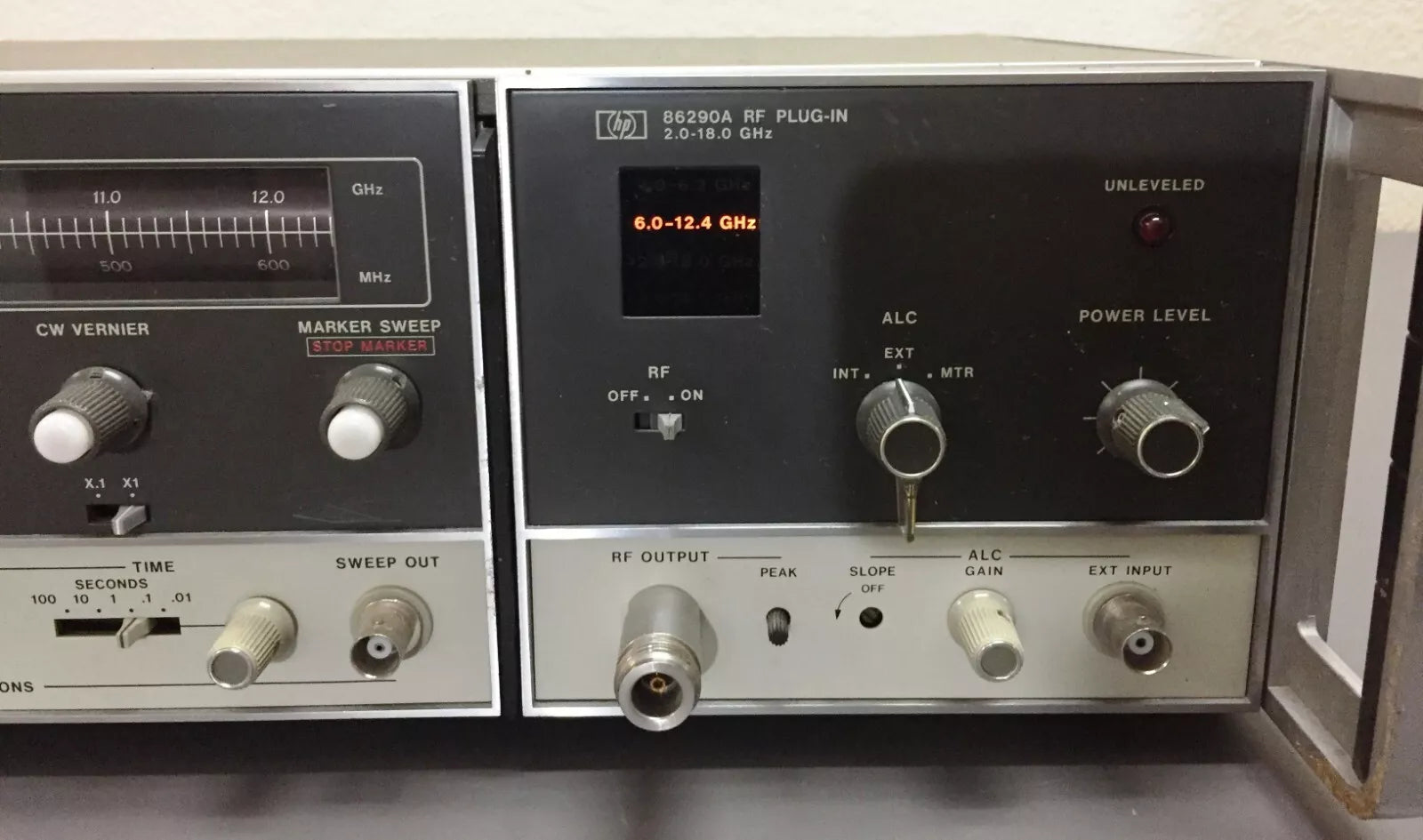 HP 8620C Sweep Oscillator Generator with HP 86290A RF Plug-In