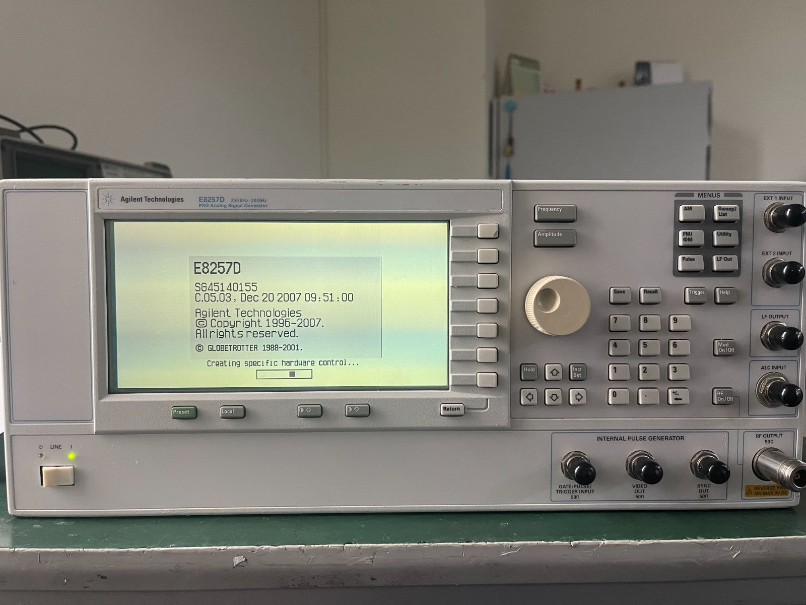 Agilent E8257D PSG 250KHz - 20GHz Analog Signal Generator w/ 1E1 , 1EA, 1ED, 520 - XG eqpt