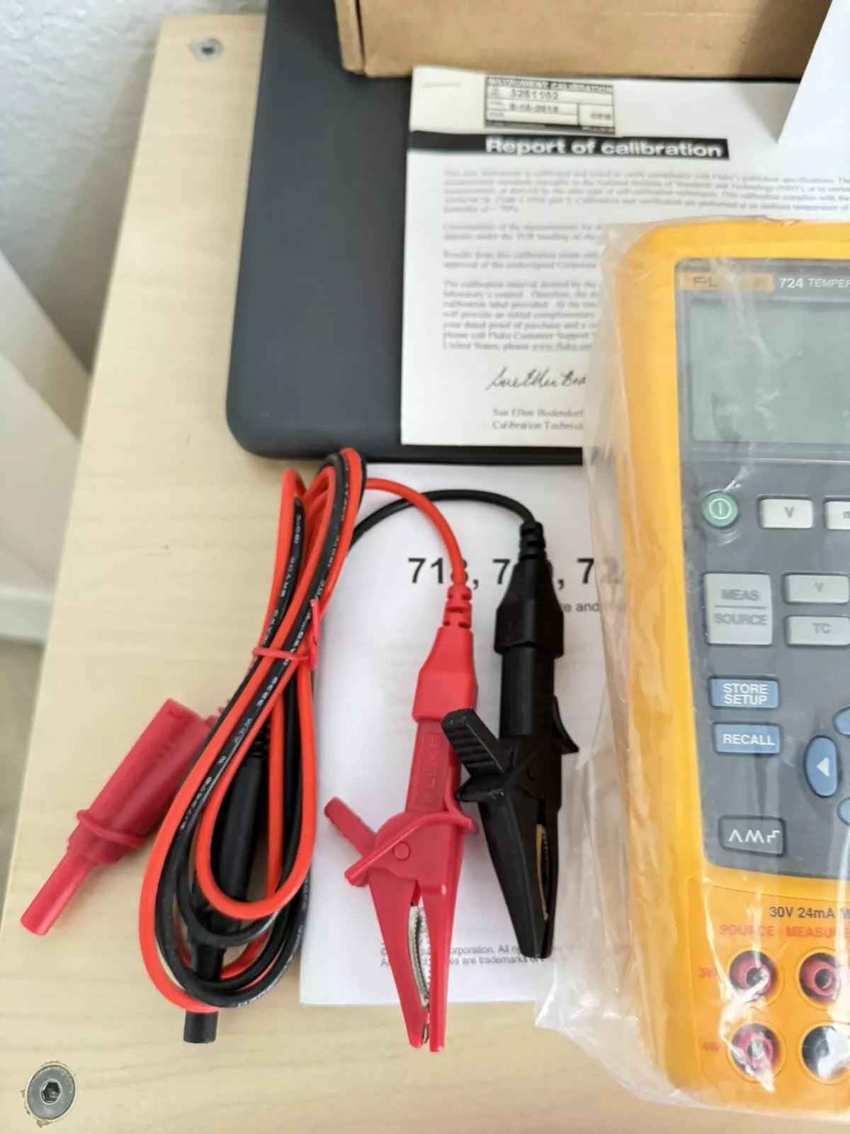 FLUKE 724 Temperature Calibrator Meter - New Sealed