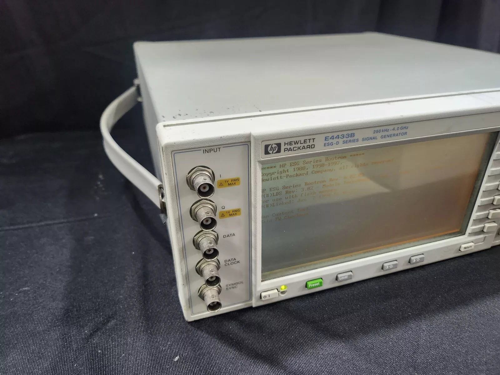 HP E4433B Signal Generator 250kHz-4GHz 1E5 UN5 UN7 UN8