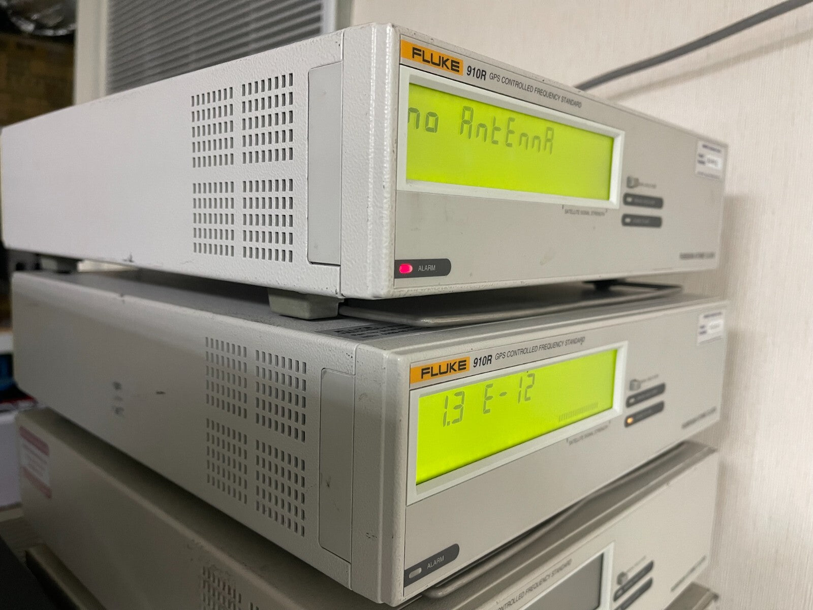 Fluke 910R GPS Controlled Frequency Standard