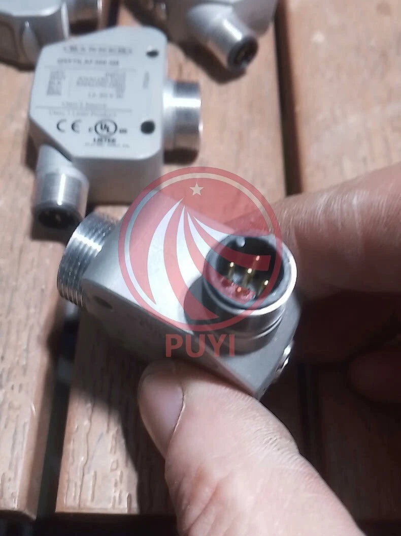 ONE Used BANNER Q4XTILAF300-Q8 Sensor