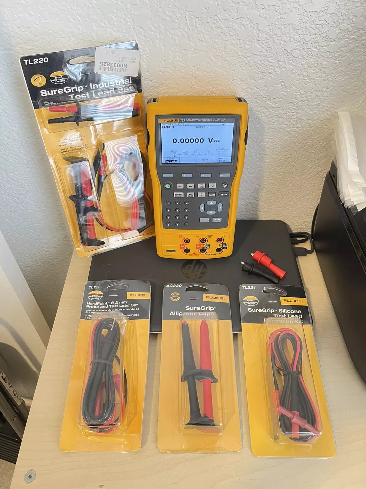 Fluke 753 Multifunction Documenting Process Calibrator with New Accessories